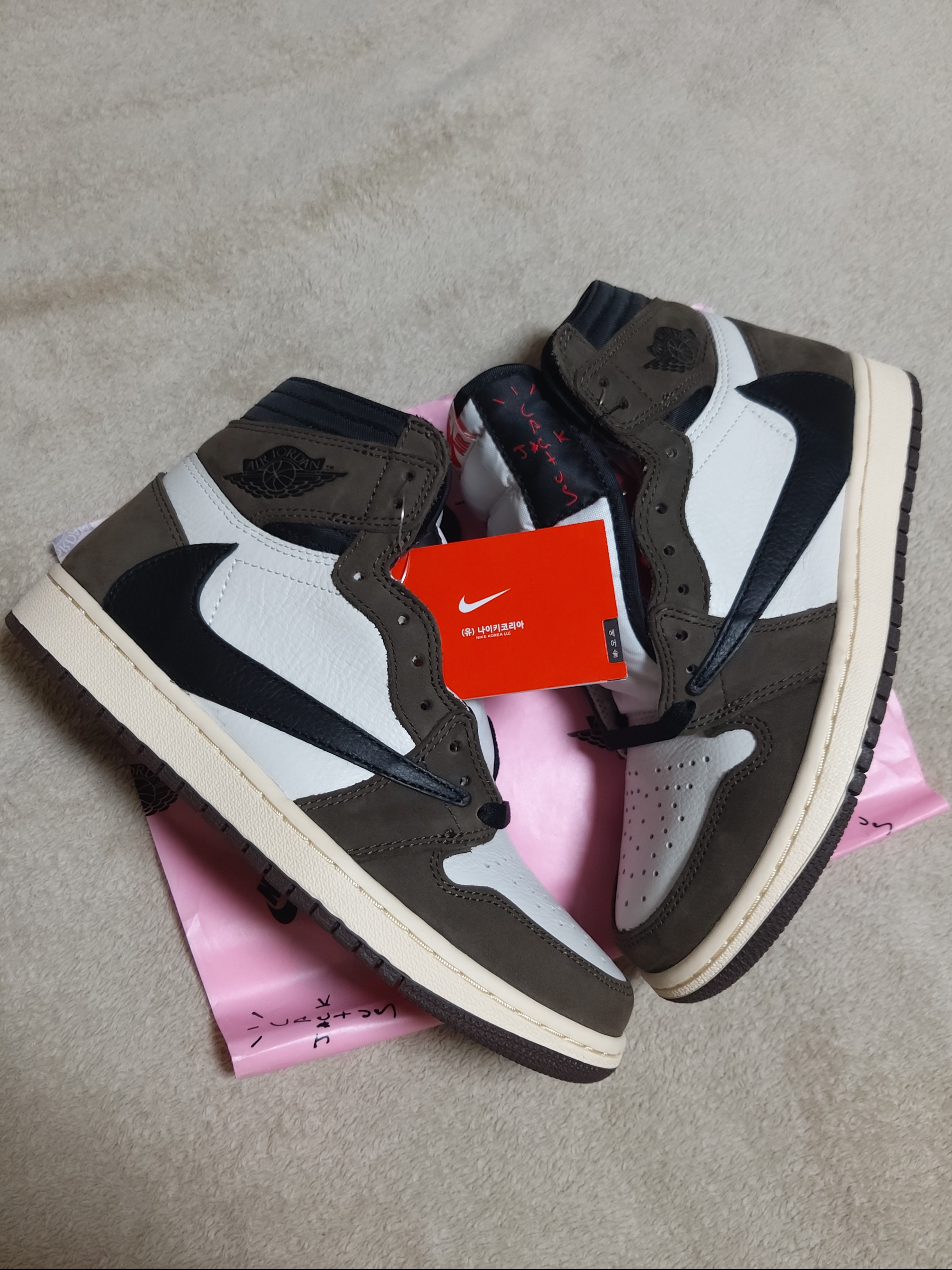 Jordan 1 x Travis Scott Retro High OG SP Mocha 착용 스타일