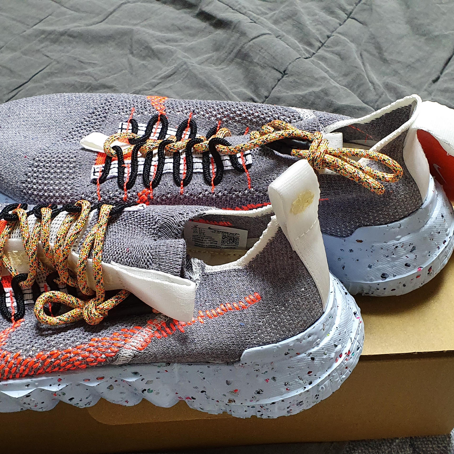 Nike Space Hippie 01 Vast Grey Hyper Crimson 착용 스타일