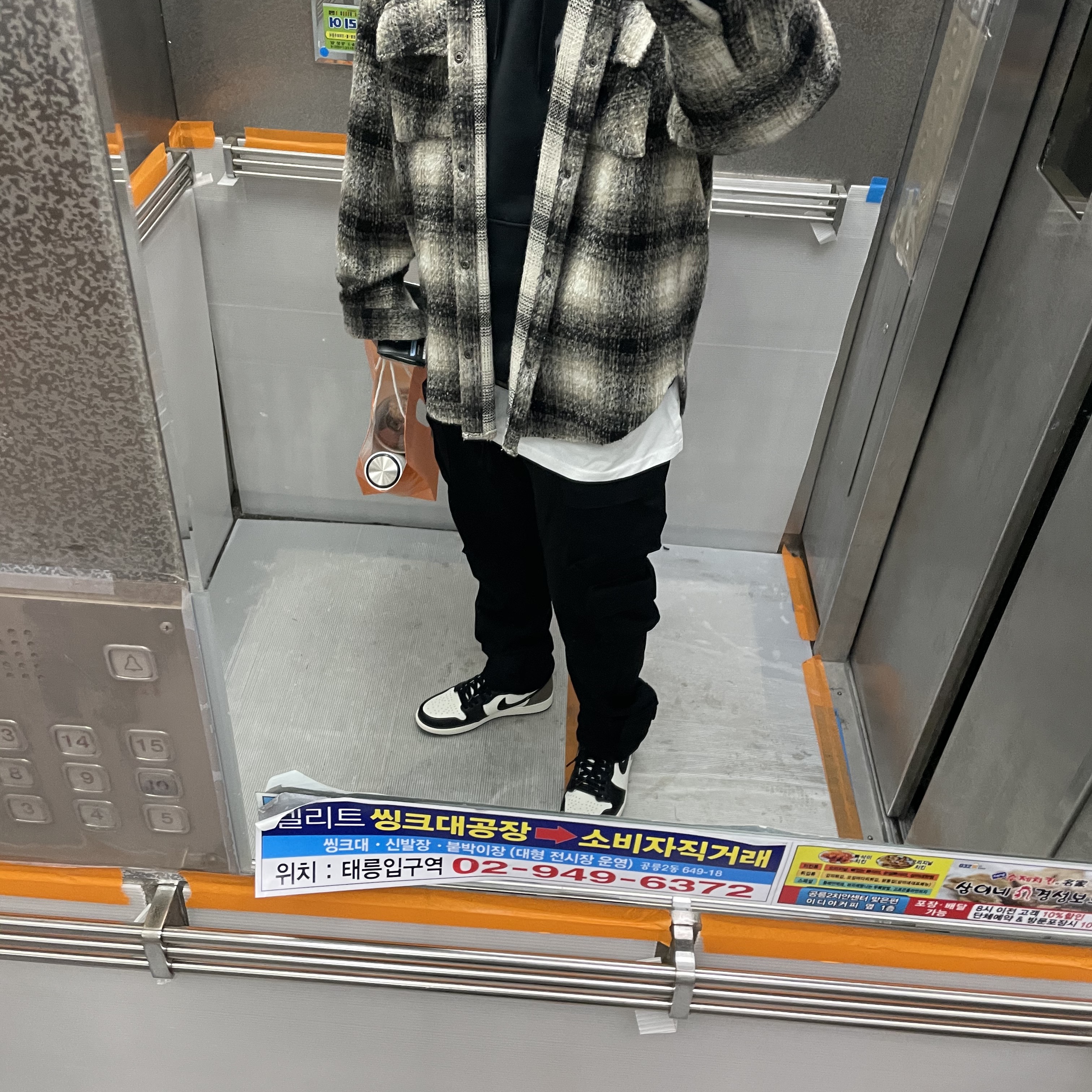 Jordan 1 Retro High OG Black Mocha 착용 스타일 - 1