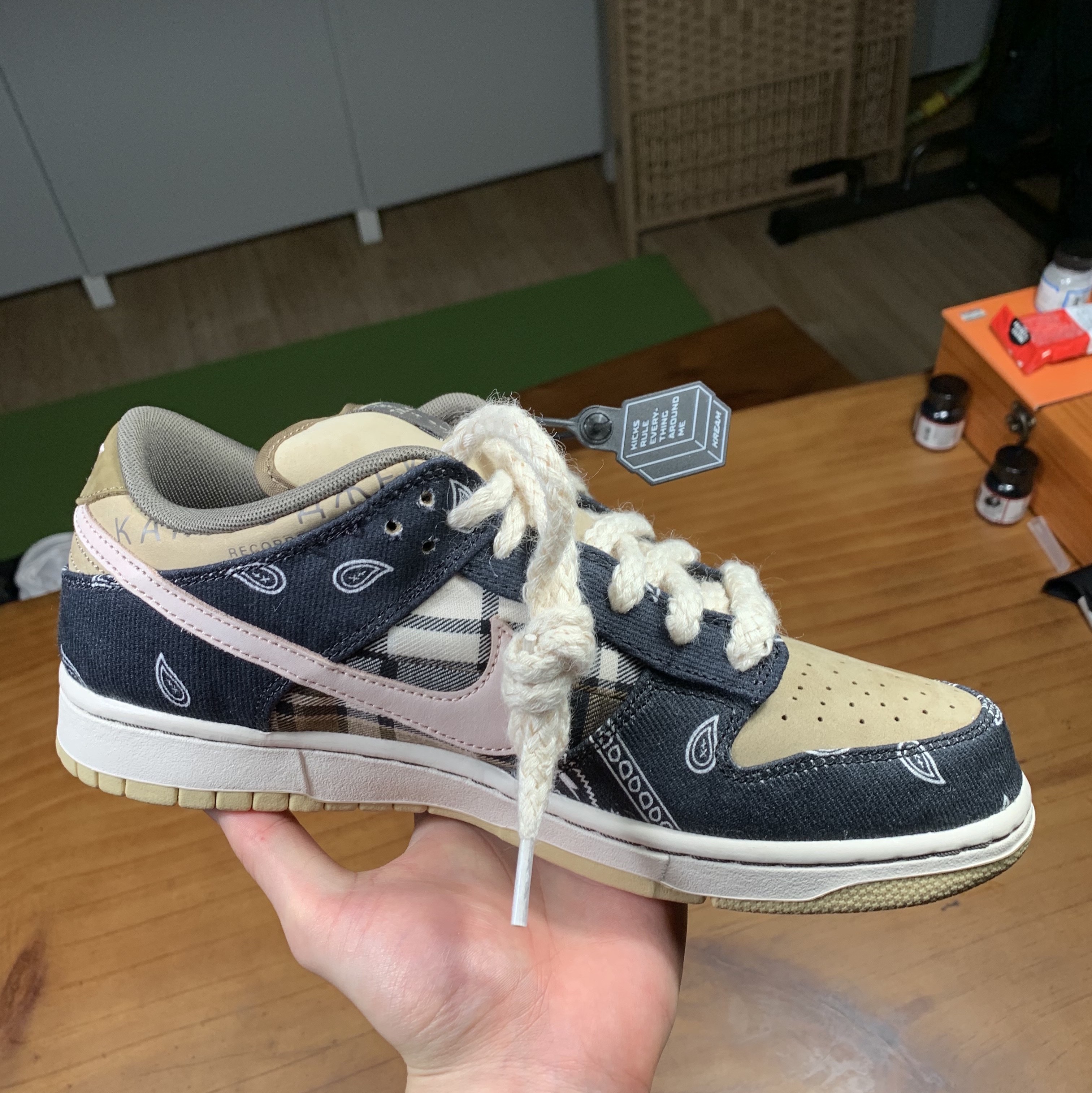 Nike x Travis Scott SB Dunk Low, Jordan 1 x J Balvin Retro High OG 착용 스타일 - 3