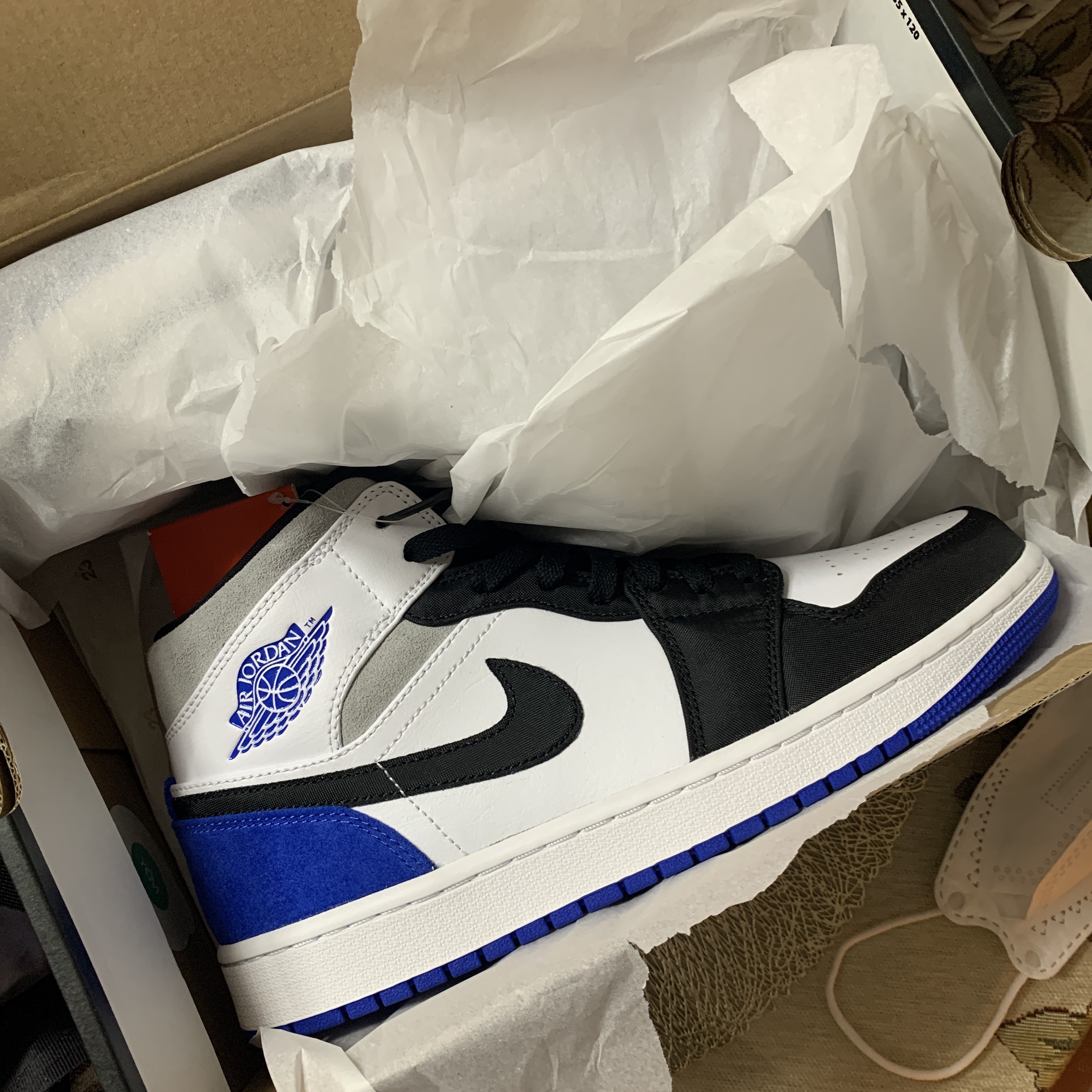 Jordan 1 Mid SE Hyper Royal 착용 스타일