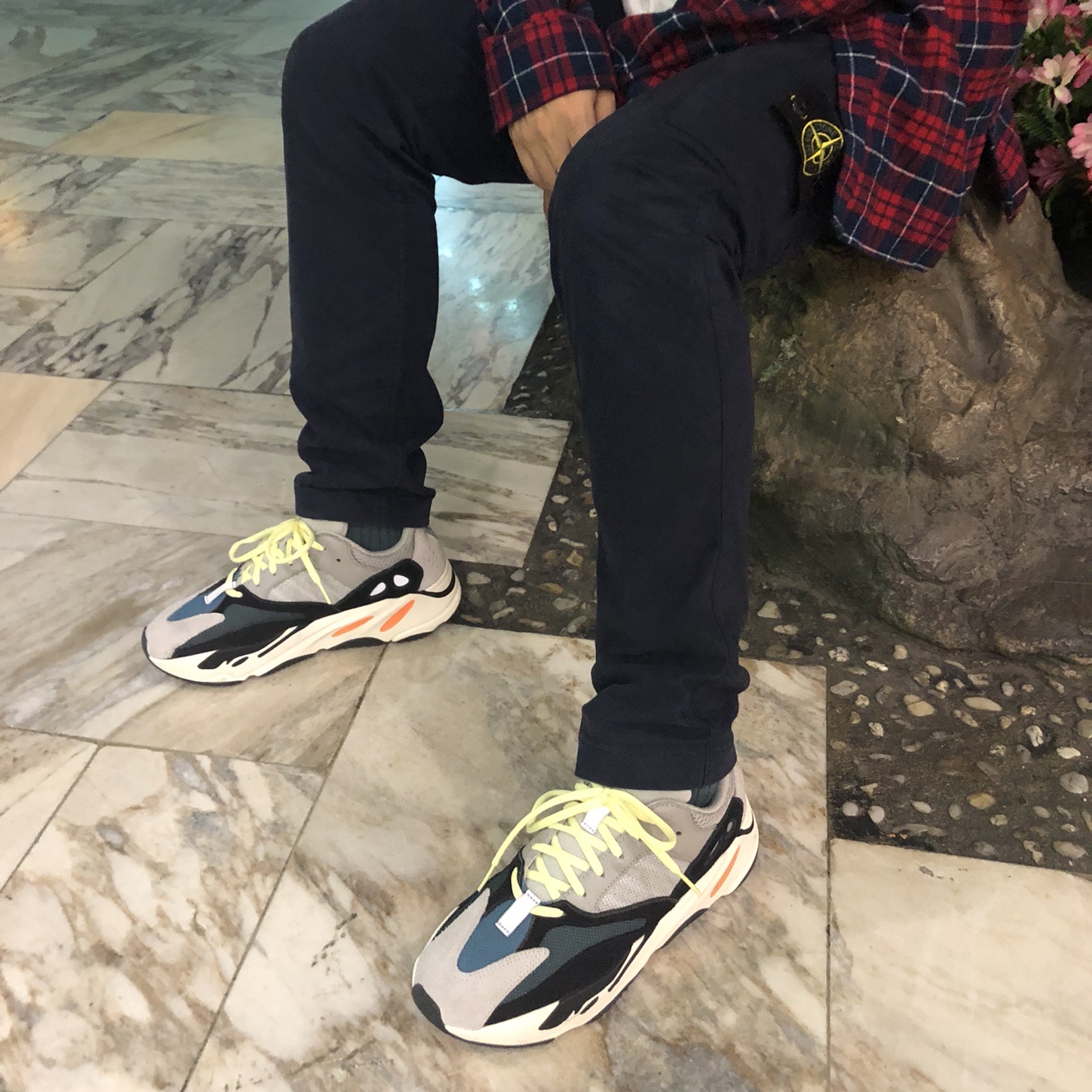Adidas Yeezy Boost 700 Wave Runner Solid Grey 2017/2019 착용 스타일