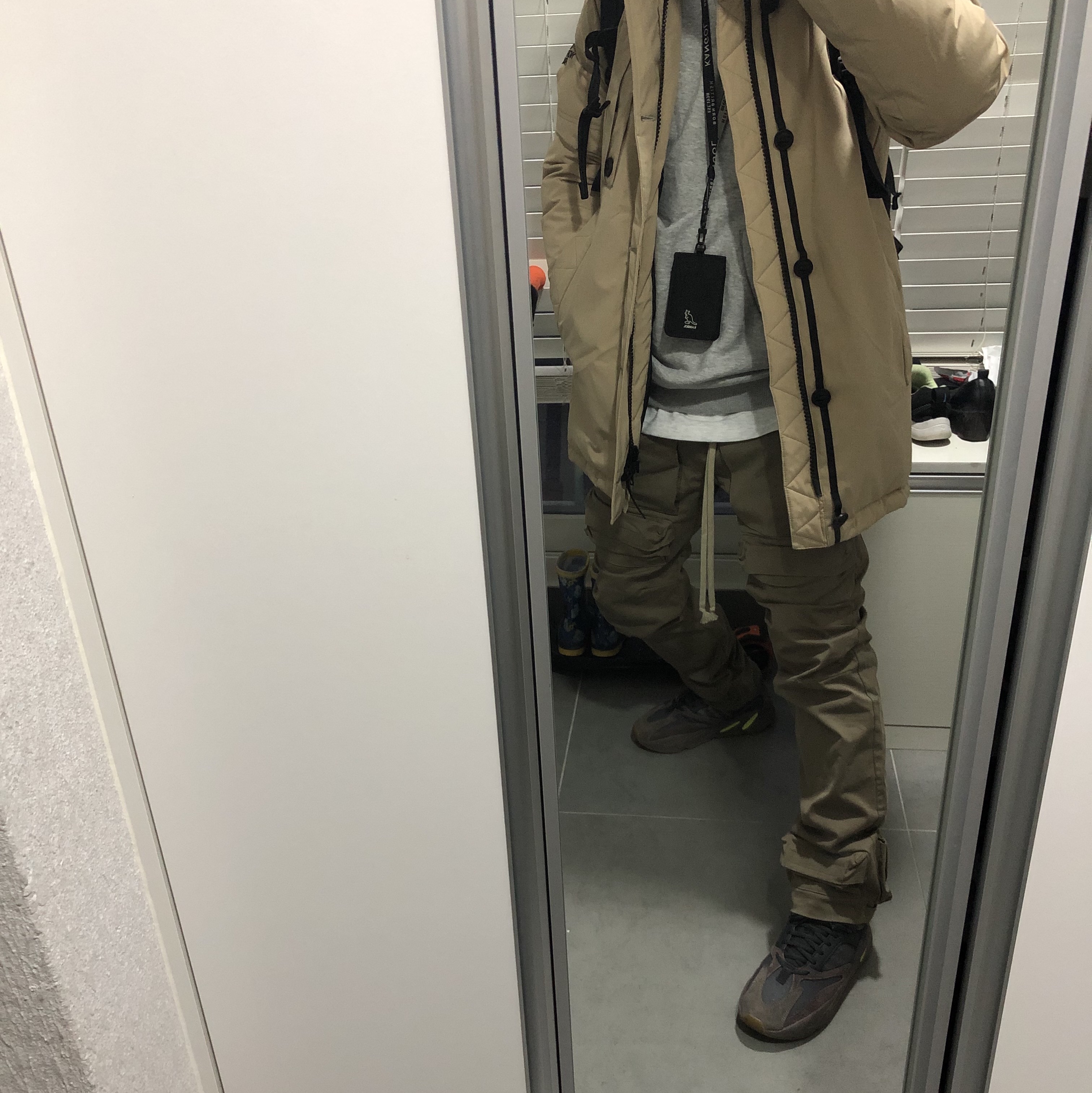 Adidas Yeezy Boost 700 Mauve 착용 스타일 - 1