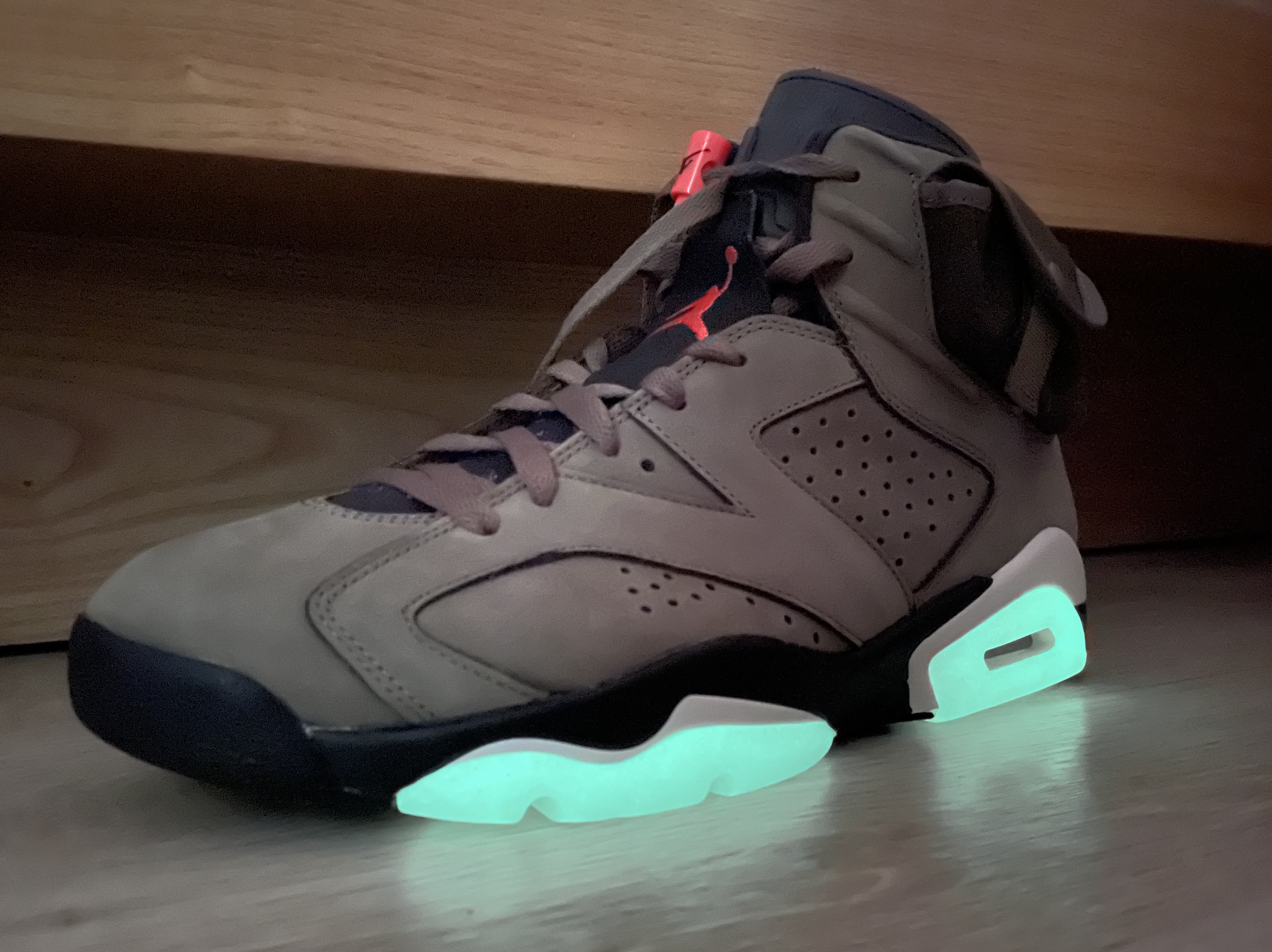 Jordan 6 x Travis Scott Retro Olive 착용 스타일 - 3