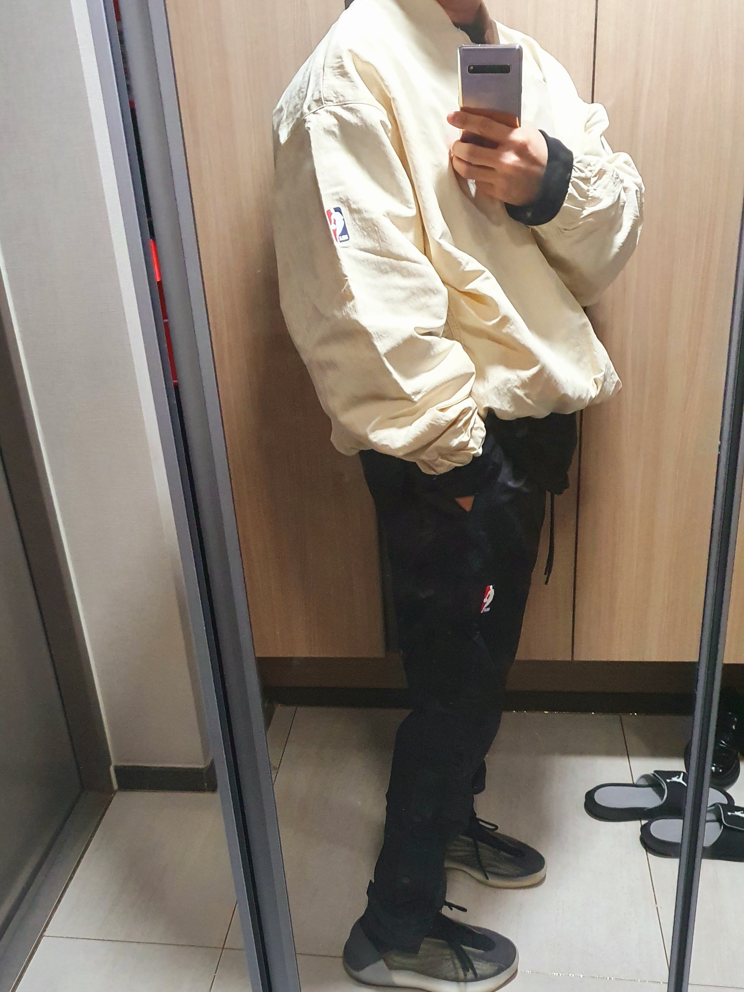 Nike x Fear of God Warm Up Pants Off Noir, Adidas Yeezy QNTM Barium 착용 스타일