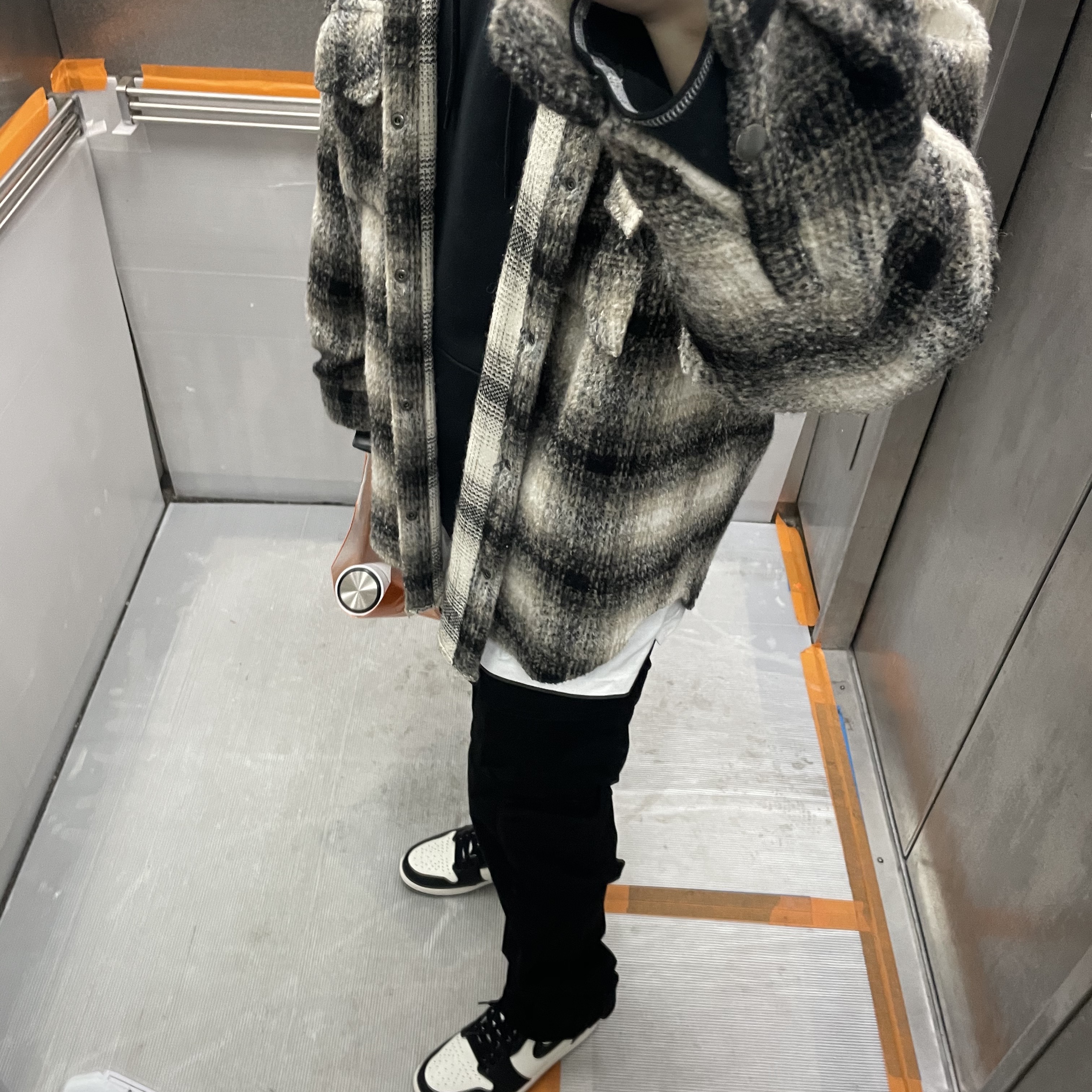 Jordan 1 Retro High OG Black Mocha 착용 스타일 - 2
