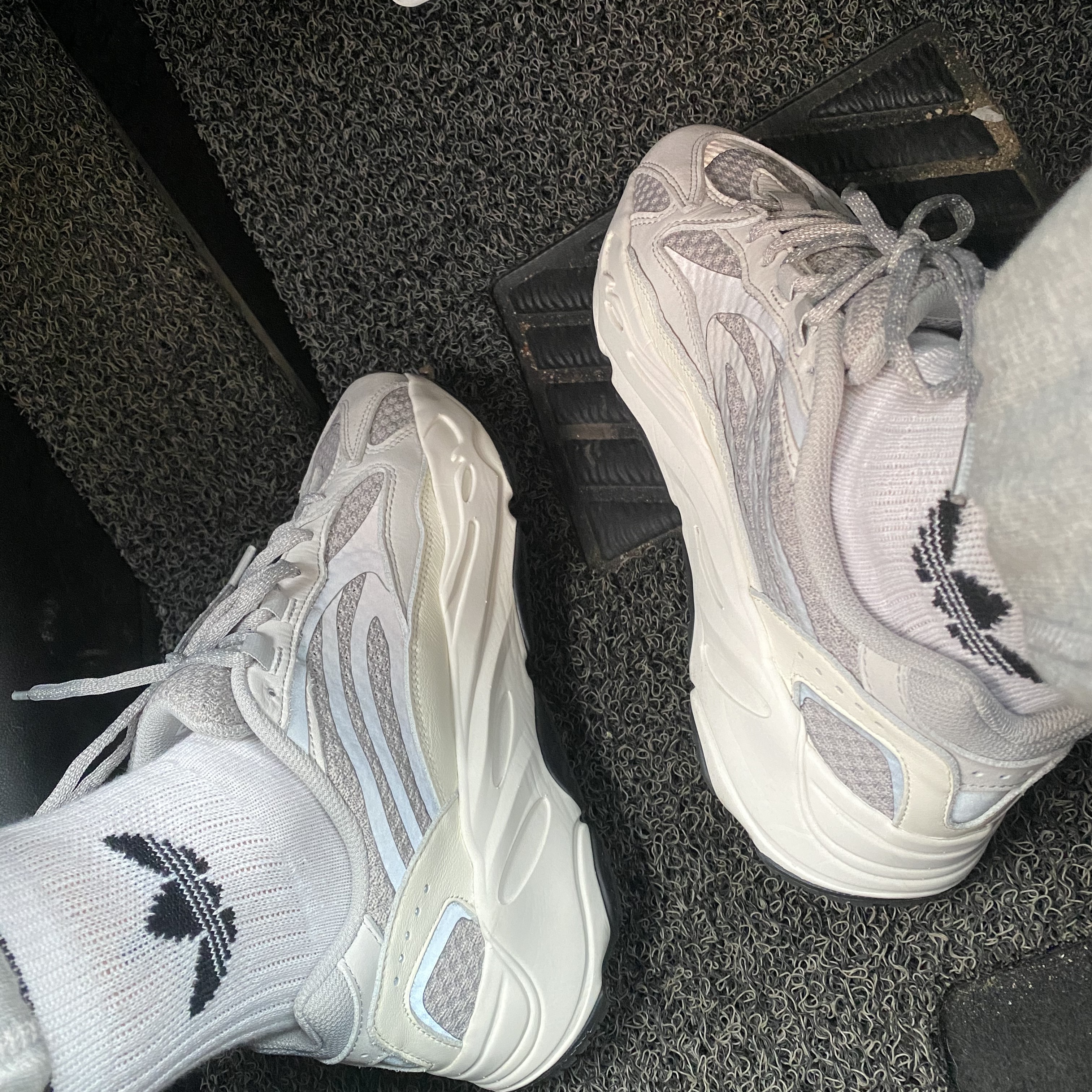 Adidas Yeezy Boost 700 V2 Static 2018 착용 스타일 - 2