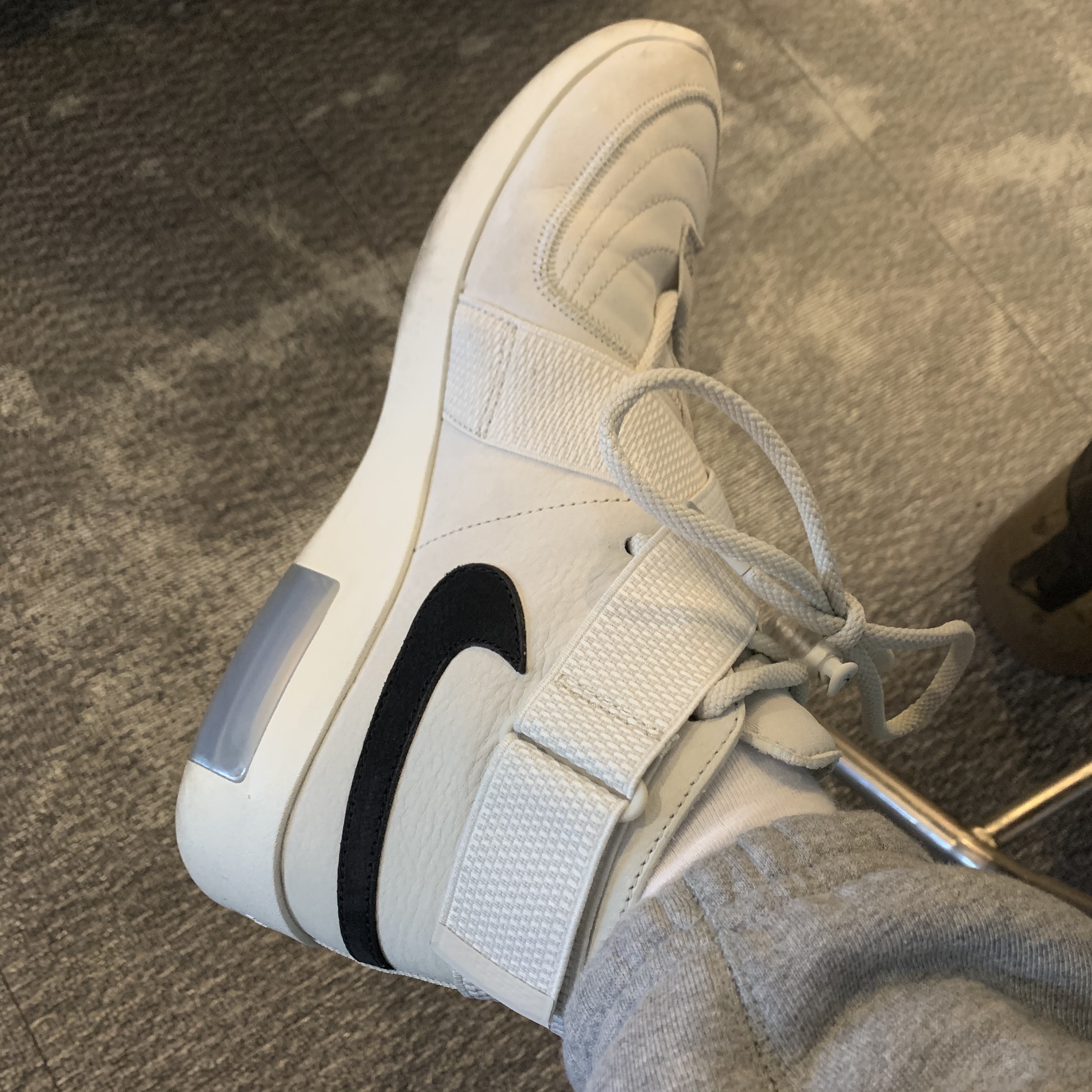 Nike x Fear of God Air Fear of God Raid Light Bone 착용 스타일 - 2