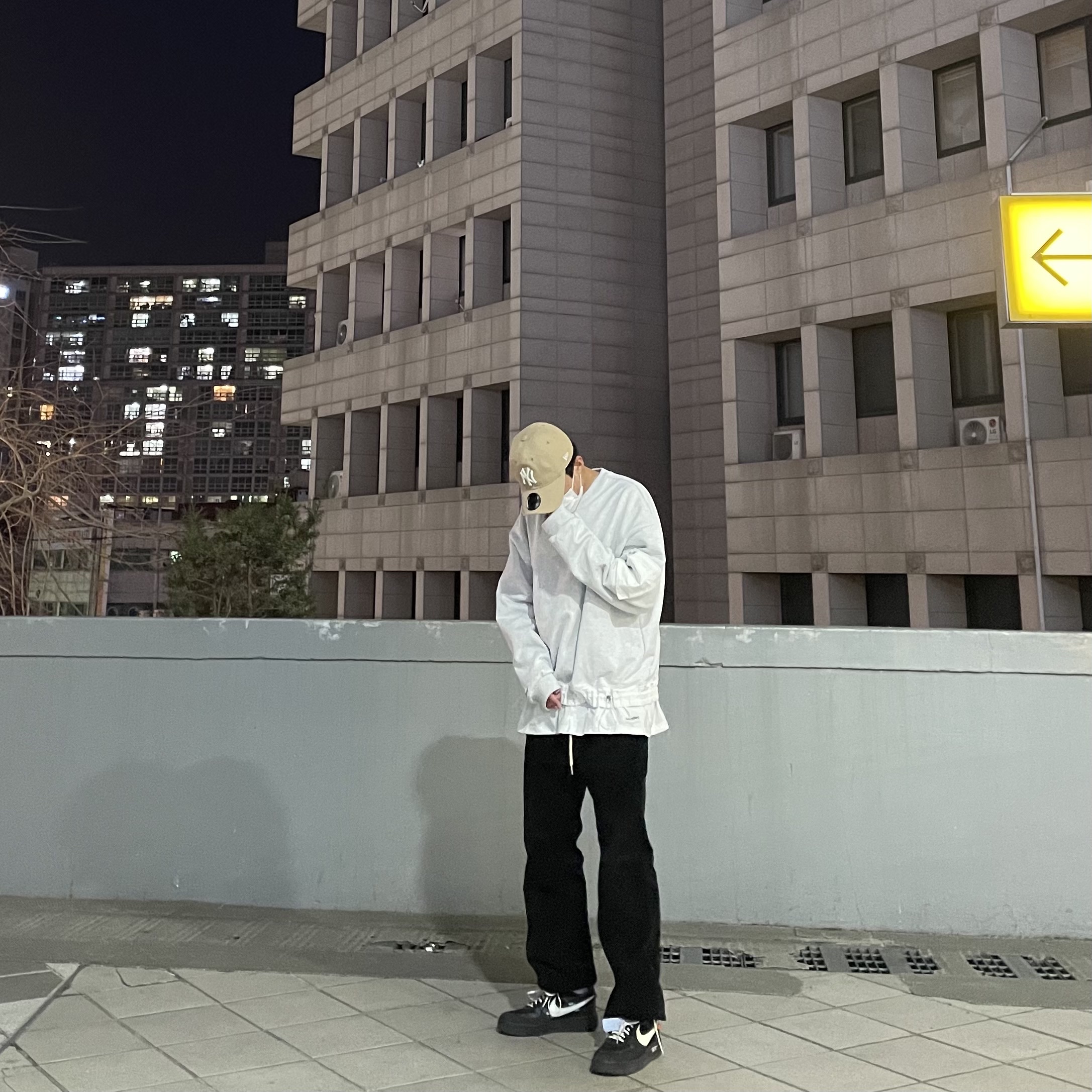 Nike x Off-White Air Force 1 Low Black White 착용 스타일 - 3
