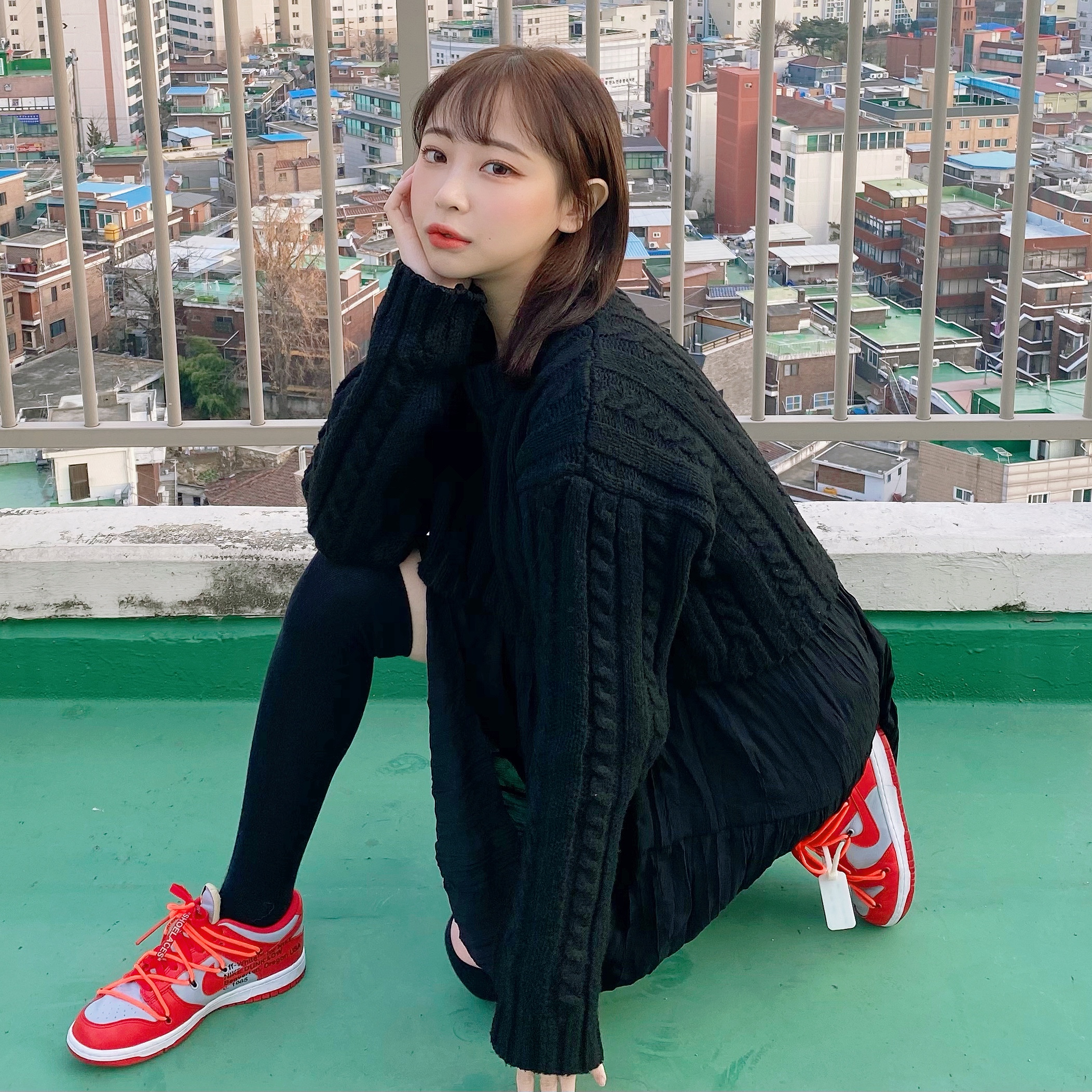 Nike x Off-White Dunk Low University Red, Jordan 1 Retro High OG Black Mocha 착용 스타일 - 1