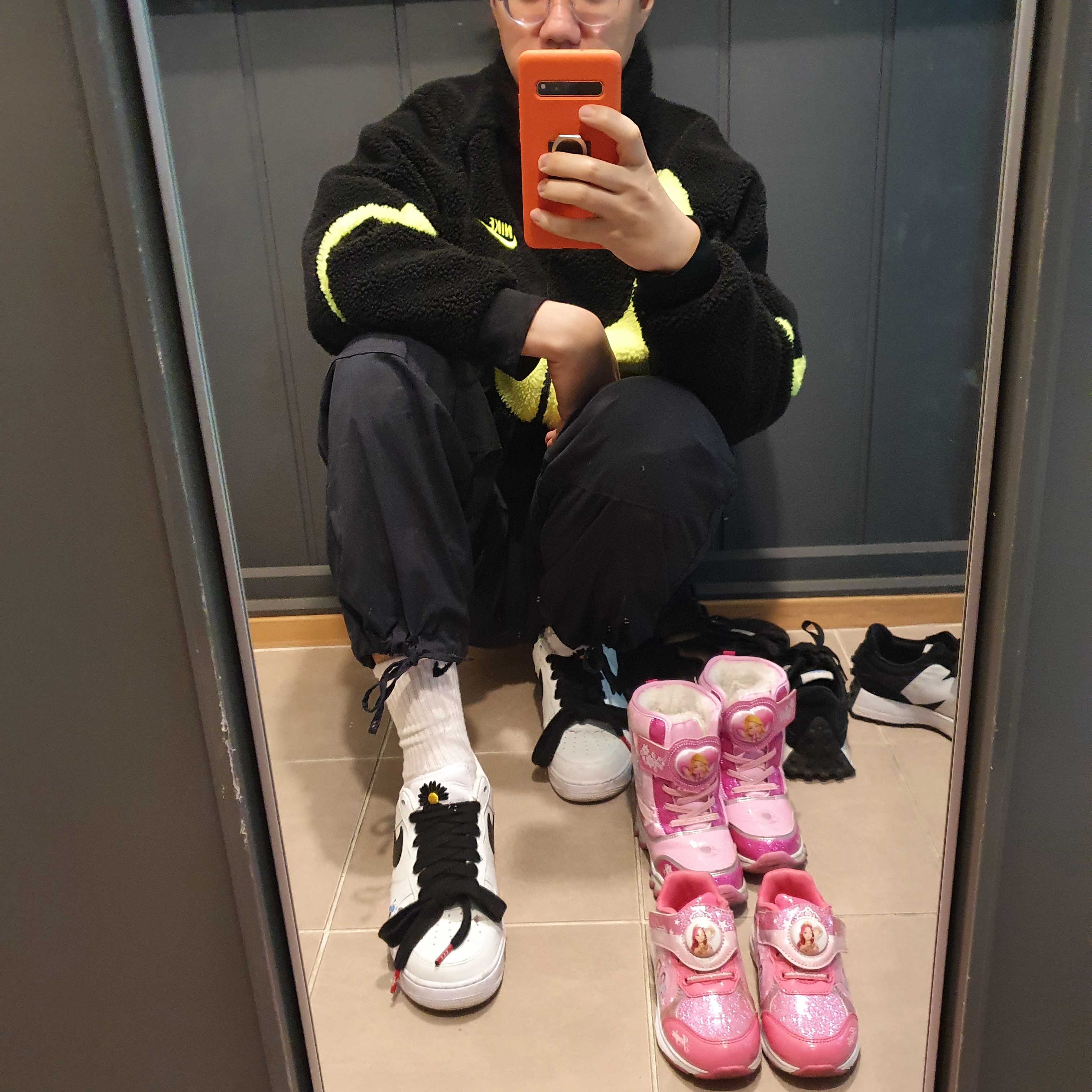 Nike Big Swoosh Full Zip Jacket Black Volt, Nike x Peaceminusone Air Force 1 Low Para-Noise 2.0 착용 스타일