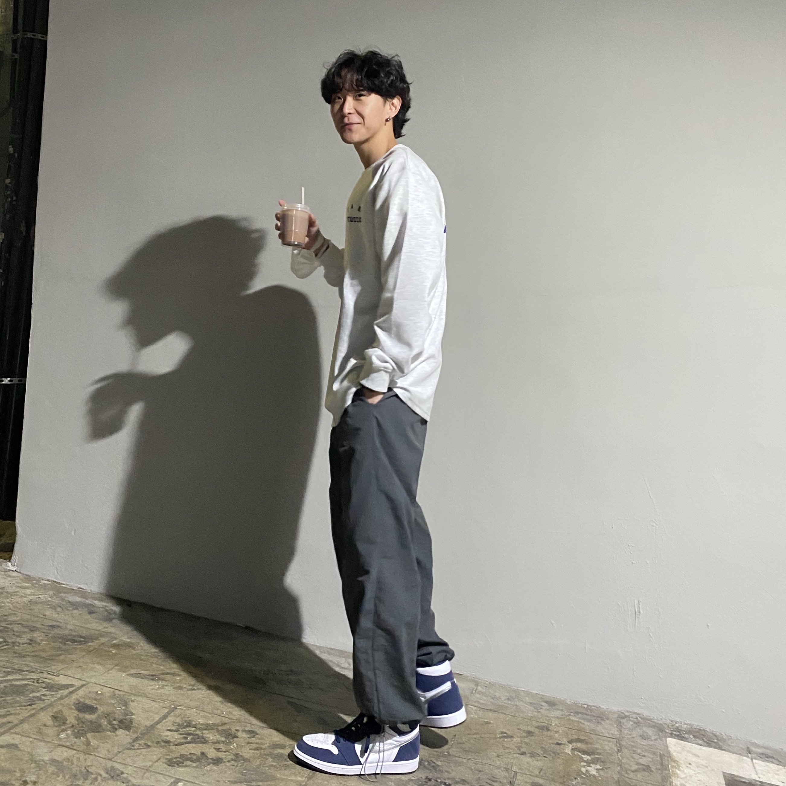 Jordan 1 Retro High OG CO.JP Midnight Navy, IAB Studio Long Sleeve Light Gray 착용 스타일