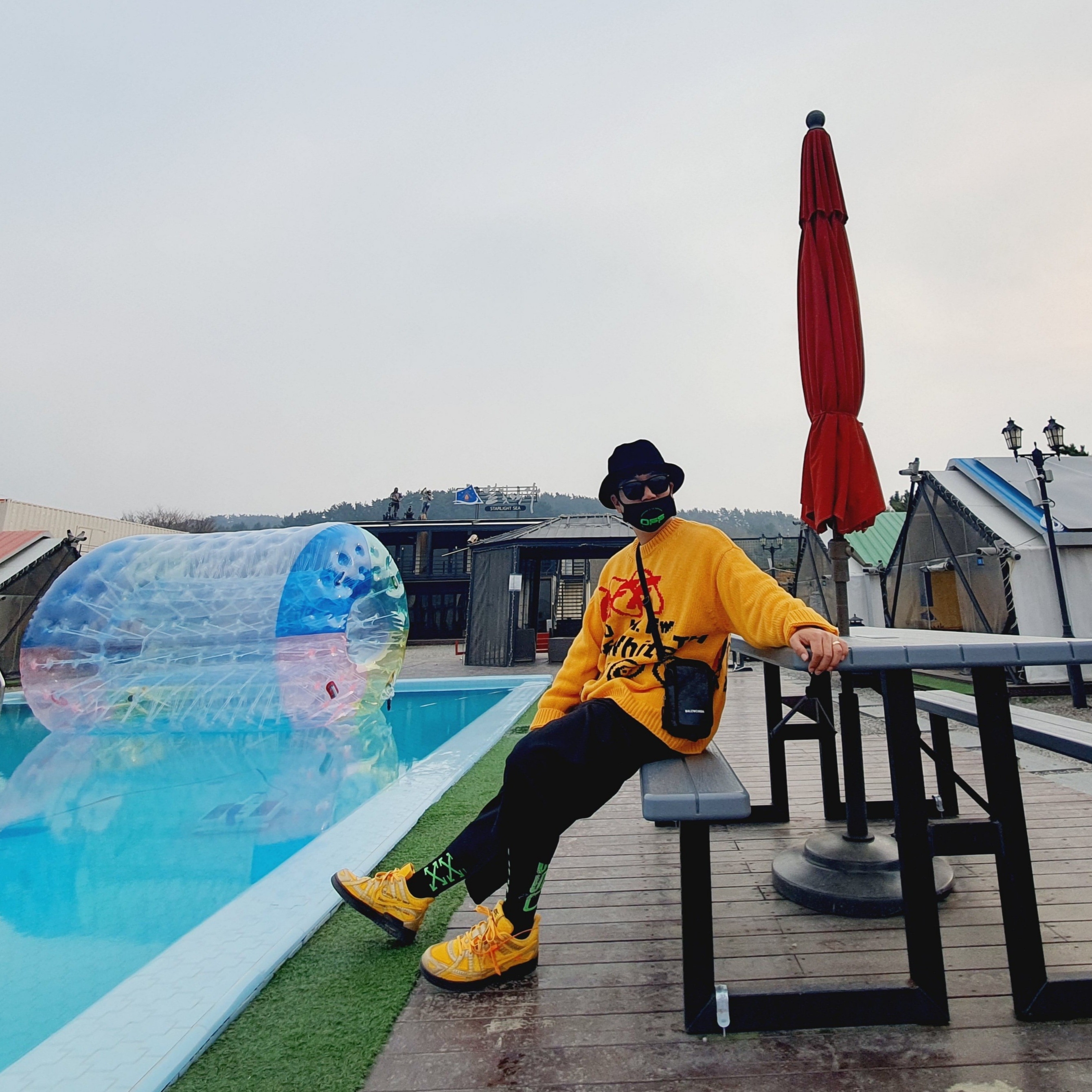 Nike x Off-White Air Rubber Dunk University Gold 착용 스타일