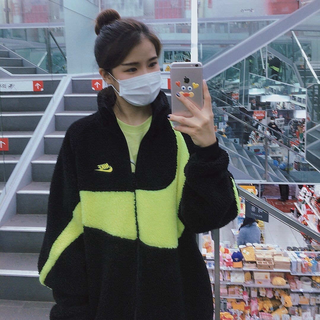 Nike Big Swoosh Full Zip Jacket Black Volt 착용 스타일