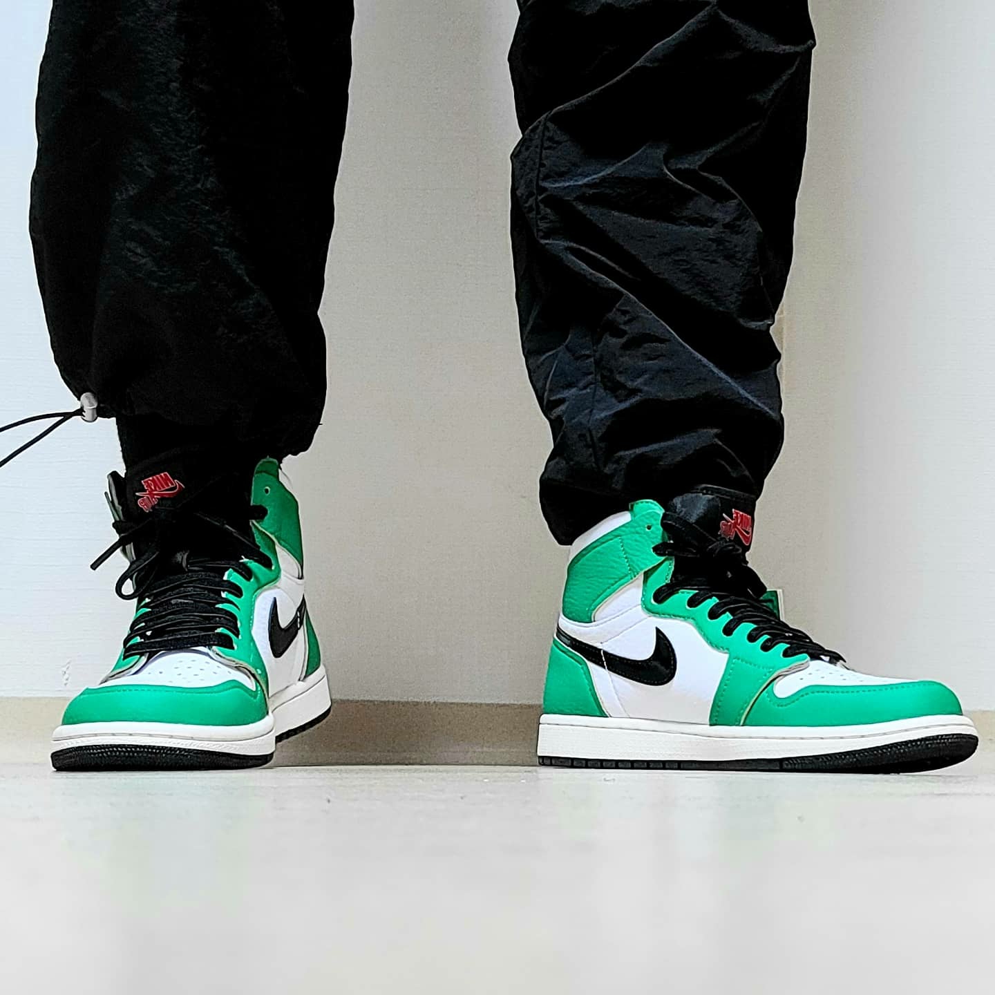 (W) Jordan 1 Retro High OG Lucky Green 착용 스타일 - 2