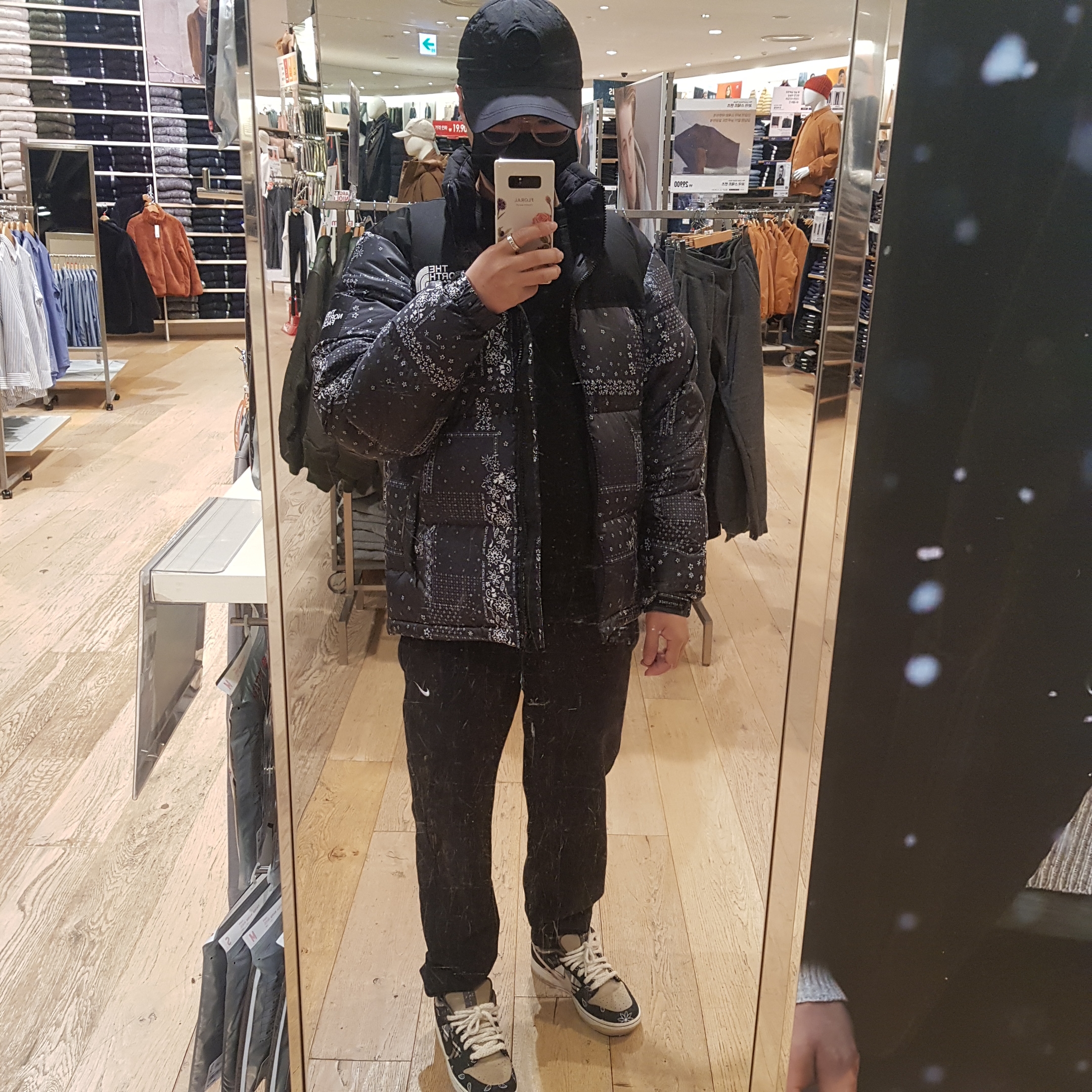 The North Face White Label Bandana Nuptse Black, Nike x Travis Scott SB Dunk Low 착용 스타일