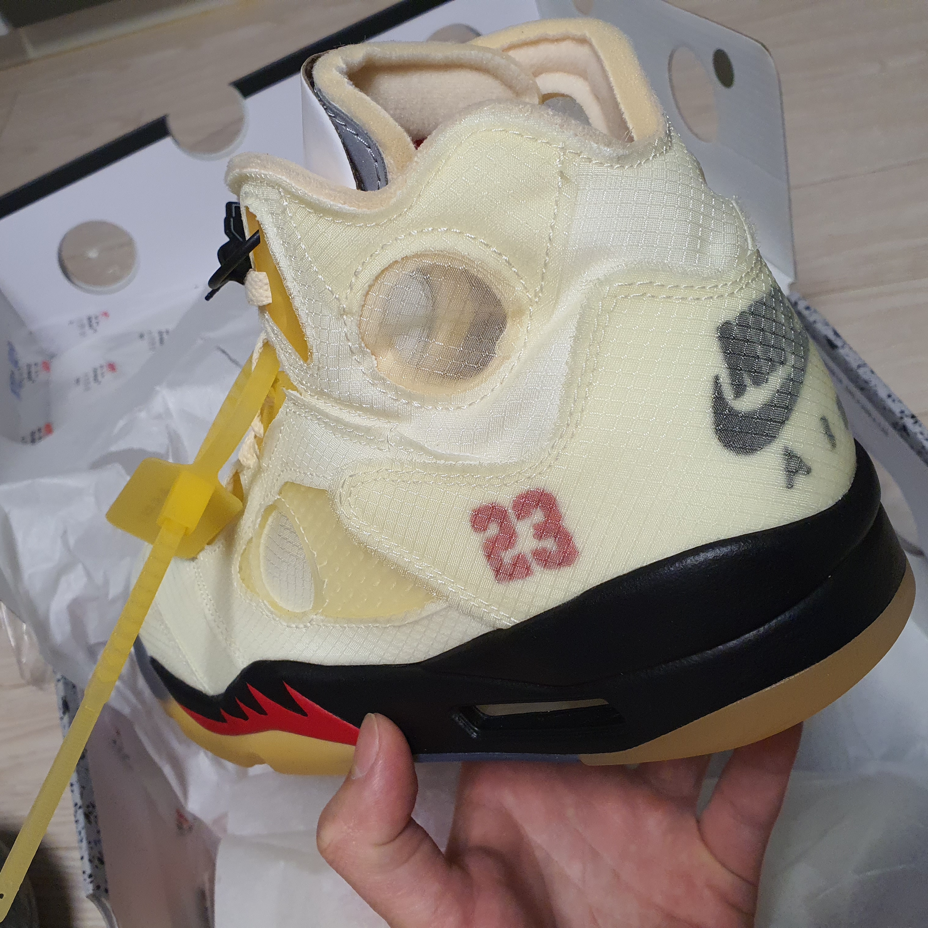 Jordan 5 x Off-White Retro SP Sail Fire Red 착용 스타일 - 2