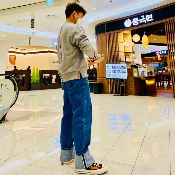 Converse x Undefeated Chuck 70 Ox Varsity Jacket 착용 스타일 - 2