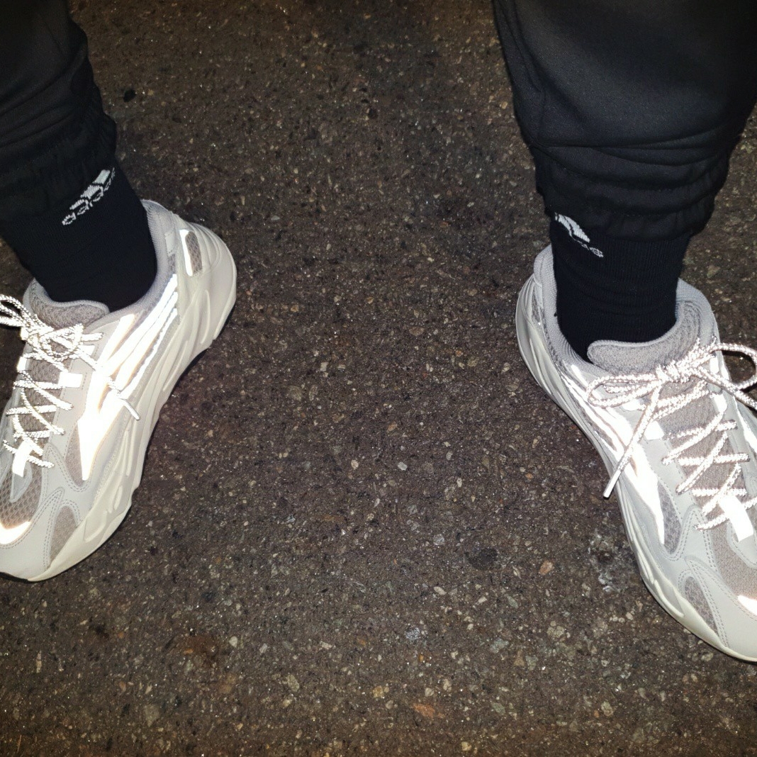 Adidas Yeezy Boost 700 V2 Static 2018 착용 스타일 - 5