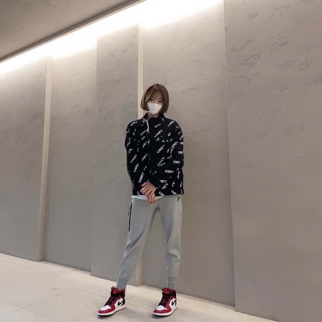(W) Jordan 1 Retro High Satin Red 착용 스타일 - 2