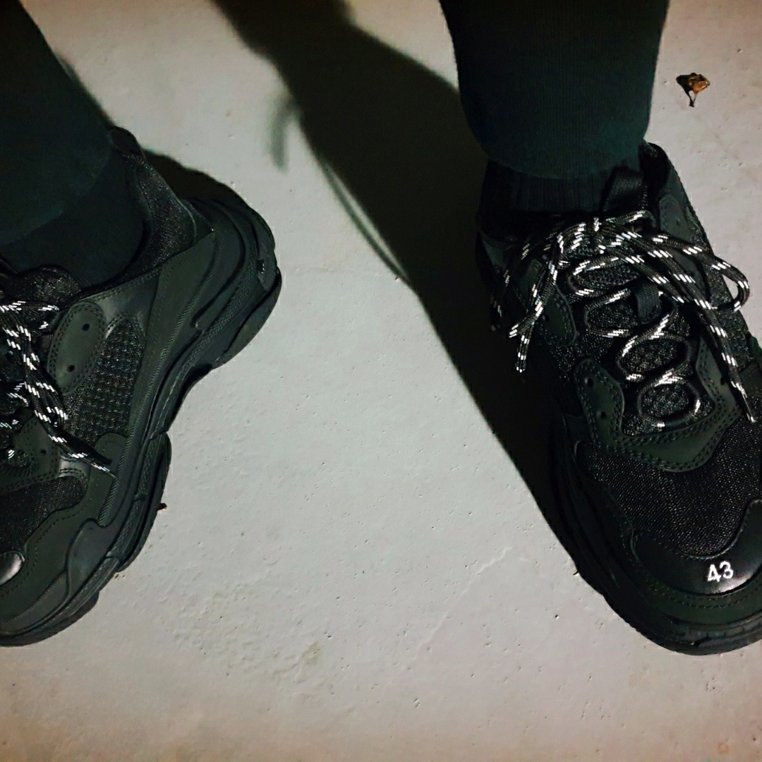 Balenciaga Triple S Triple Black 2018 Reissue (Pre-Distressed) 착용 스타일 - 4