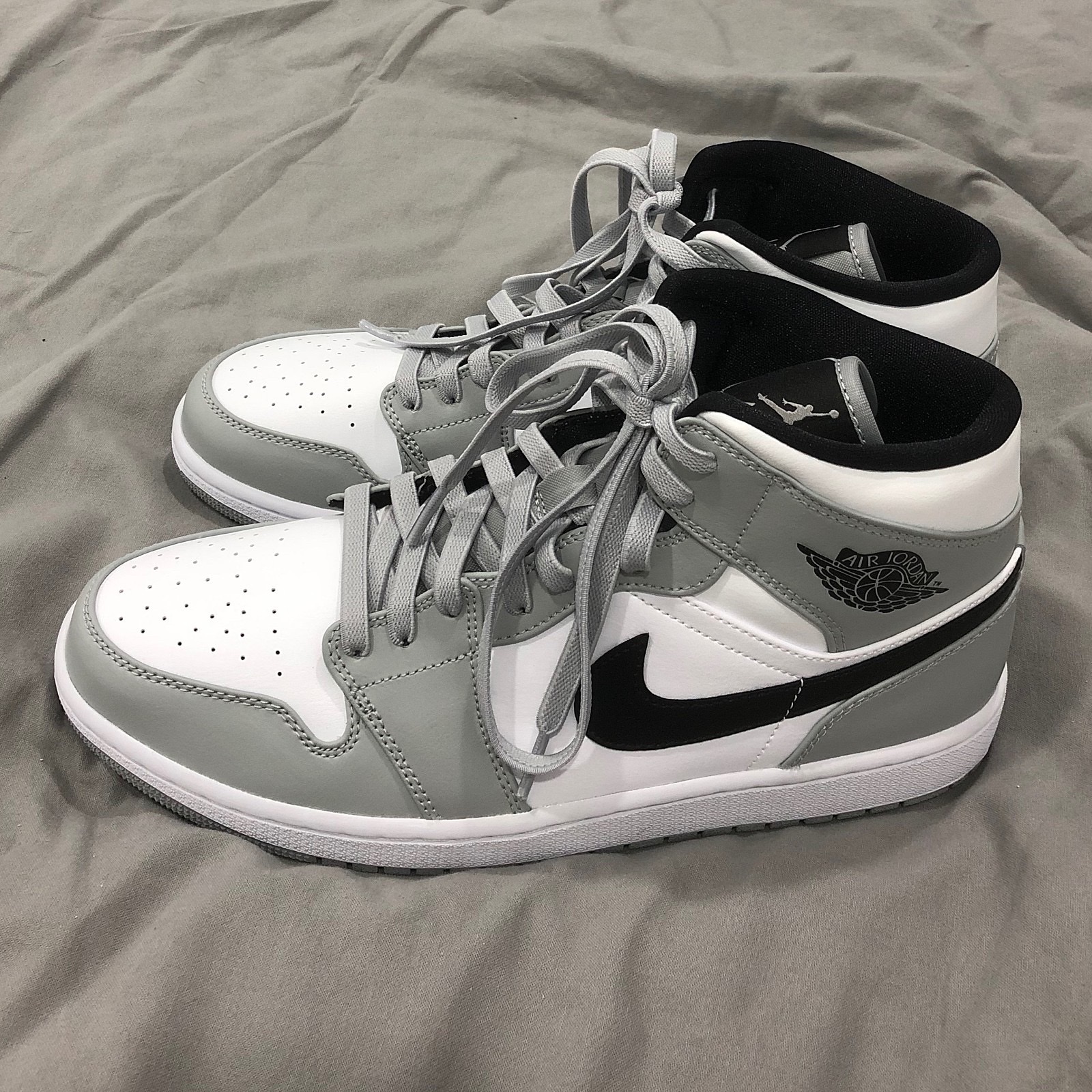 Jordan 1 Mid Light Smoke Grey 착용 스타일 - 2