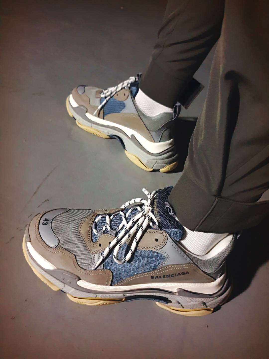 Balenciaga Triple S Grey 2018 착용 스타일 - 5