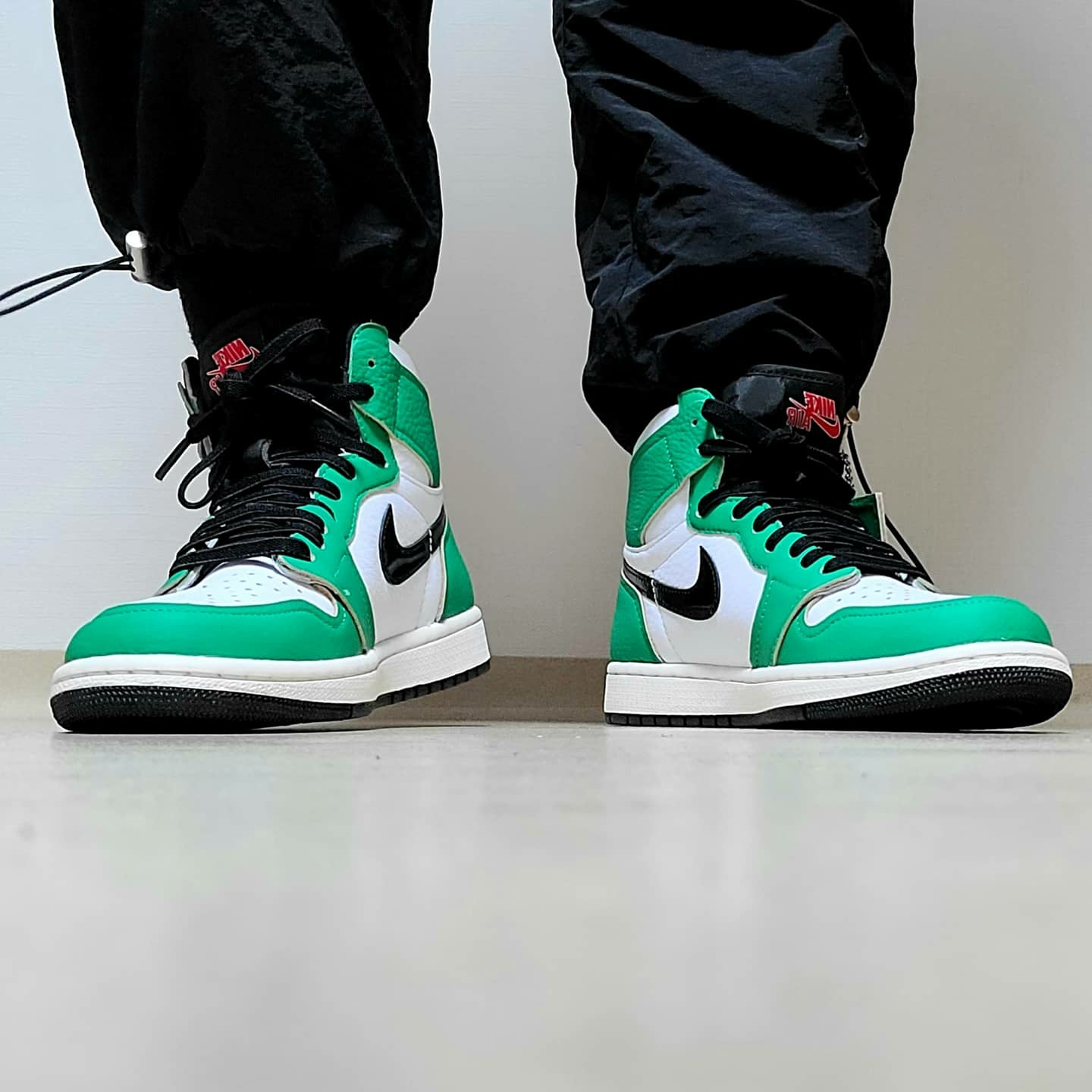 (W) Jordan 1 Retro High OG Lucky Green 착용 스타일 - 4