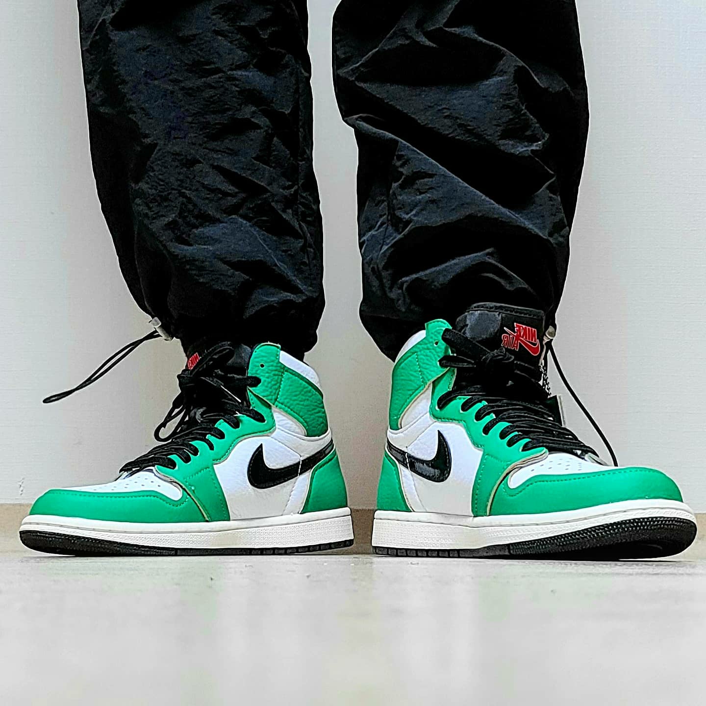 (W) Jordan 1 Retro High OG Lucky Green 착용 스타일 - 1