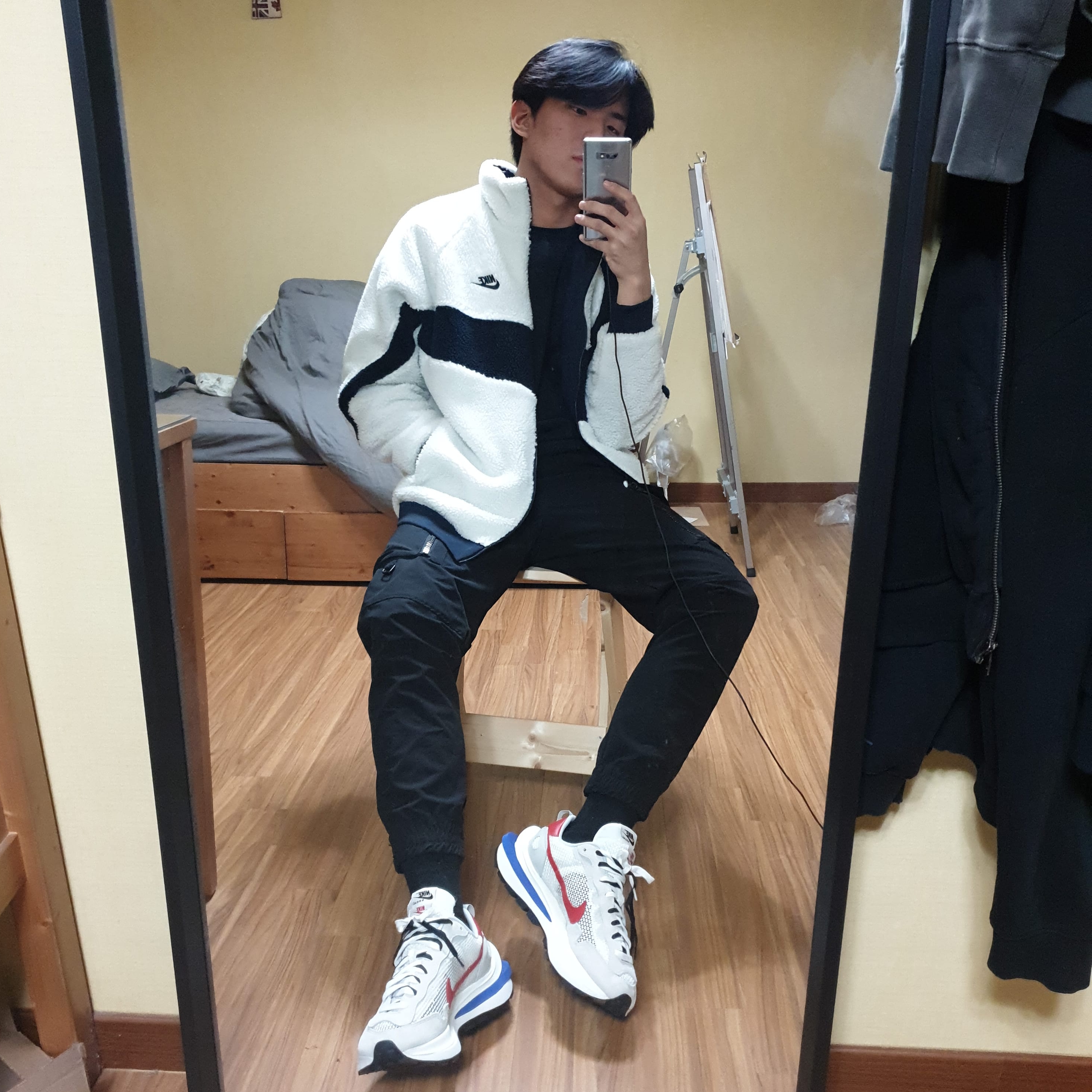 Nike x Sacai VaporWaffle Royal Fuchsia, Nike Big Swoosh Full Zip Jacket White Navy 착용 스타일