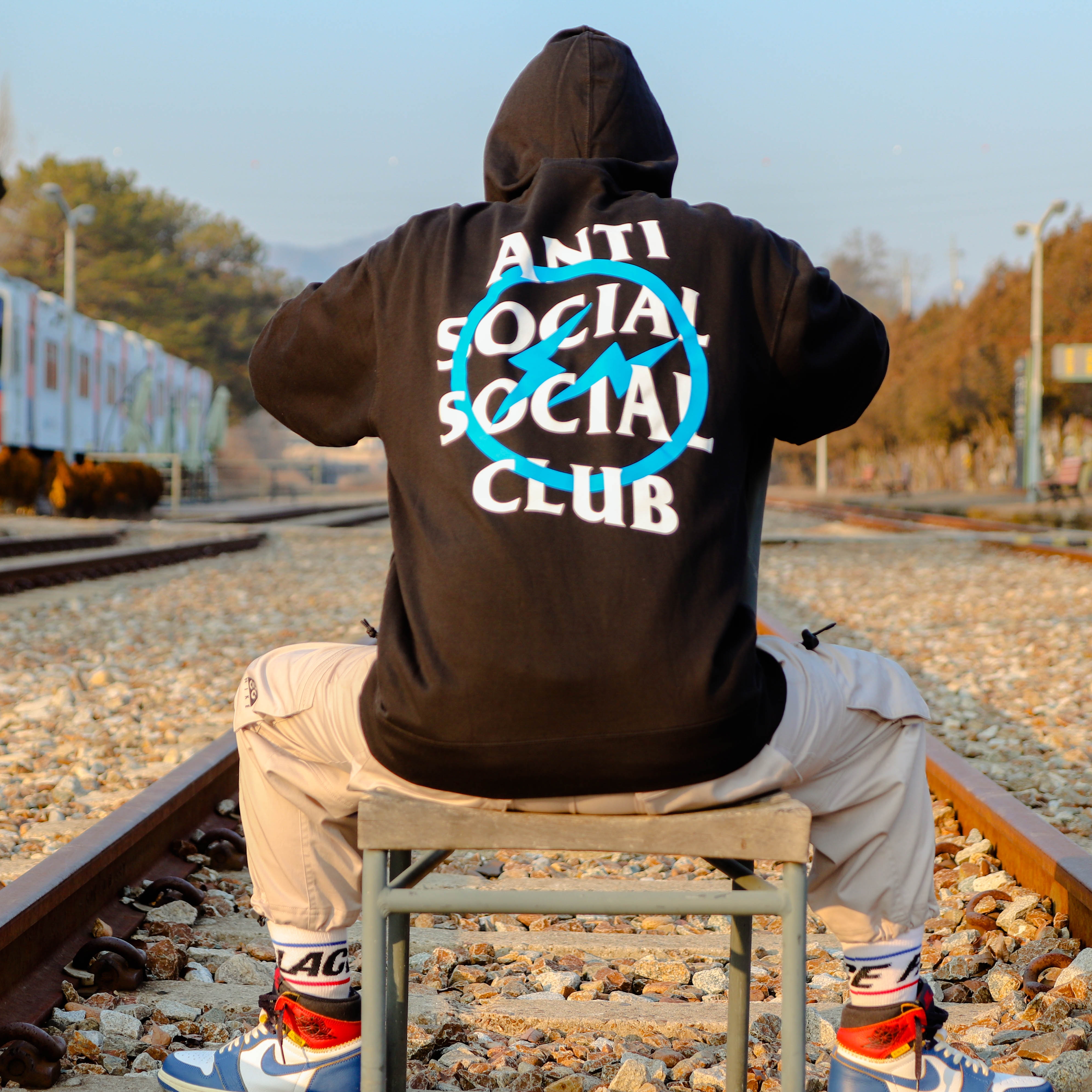 Jordan 1 x Union Retro High Blue Toe, Anti Social Social Club x Fragment Bolt Hoodie Blue 착용 스타일
