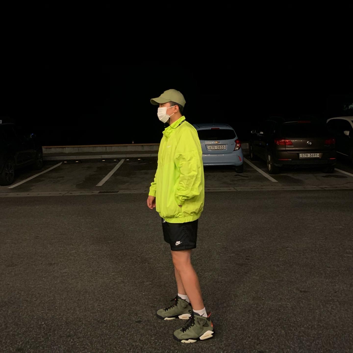Nike x Stussy Windrunner Jacket Bright Cactus, Jordan 6 x Travis Scott Retro Olive 착용 스타일