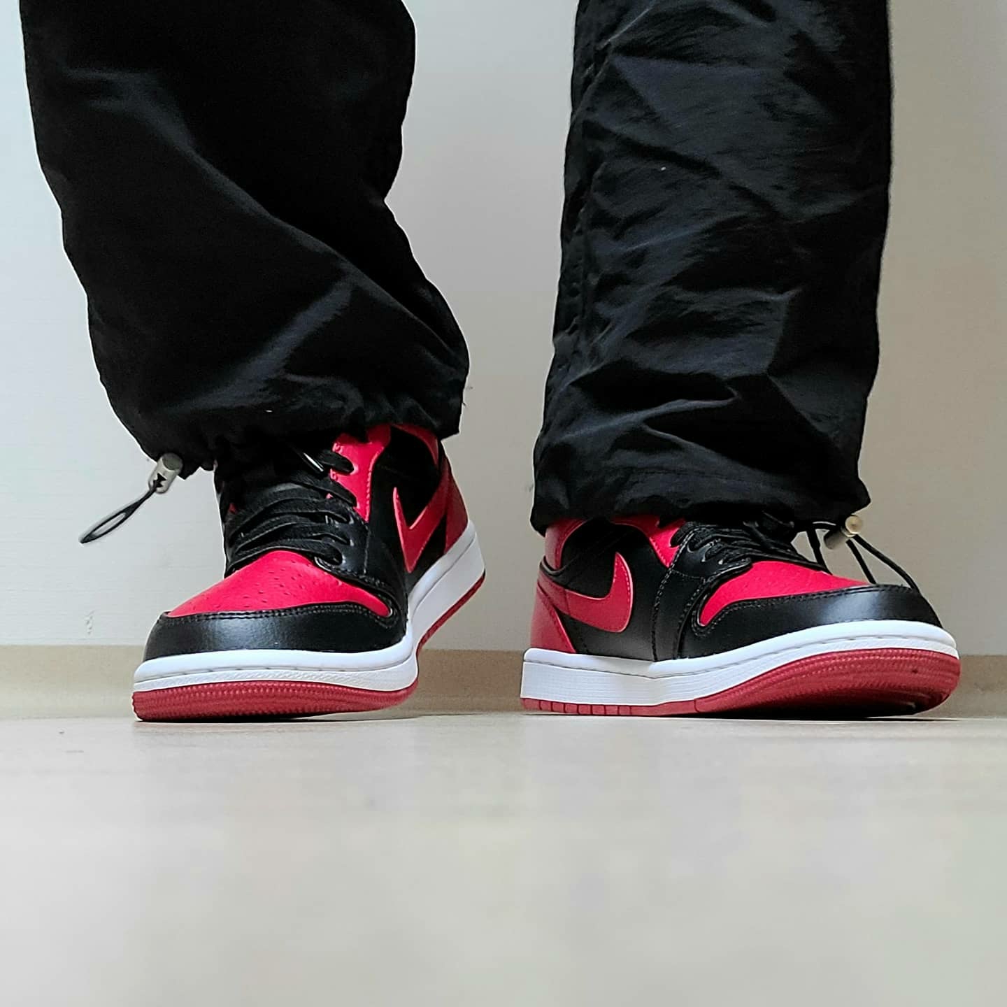 Jordan 1 Mid Bred Banned 2020 착용 스타일 - 4
