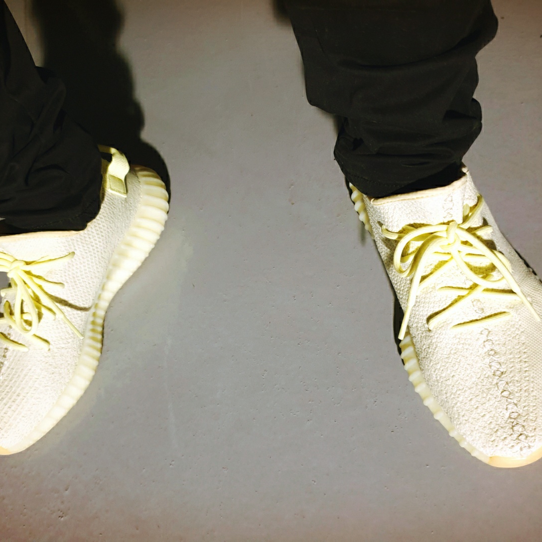 Adidas Yeezy Boost 350 V2 Butter 착용 스타일 - 4