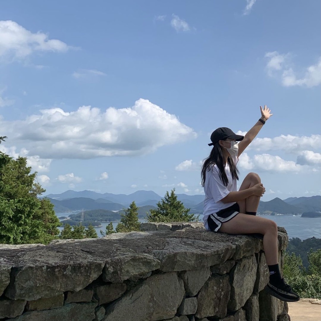 Adidas Yeezy Boost 350 V2 Core Black Green 착용 스타일 - 1