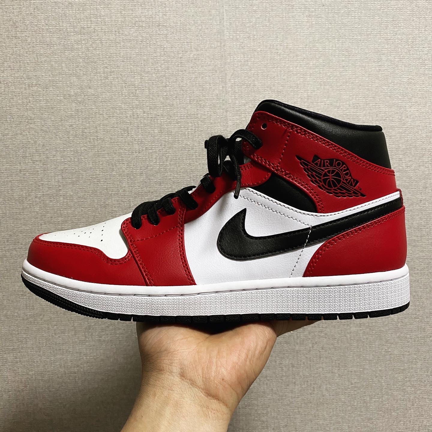 Jordan 1 Mid Chicago Black Toe 착용 스타일 - 1
