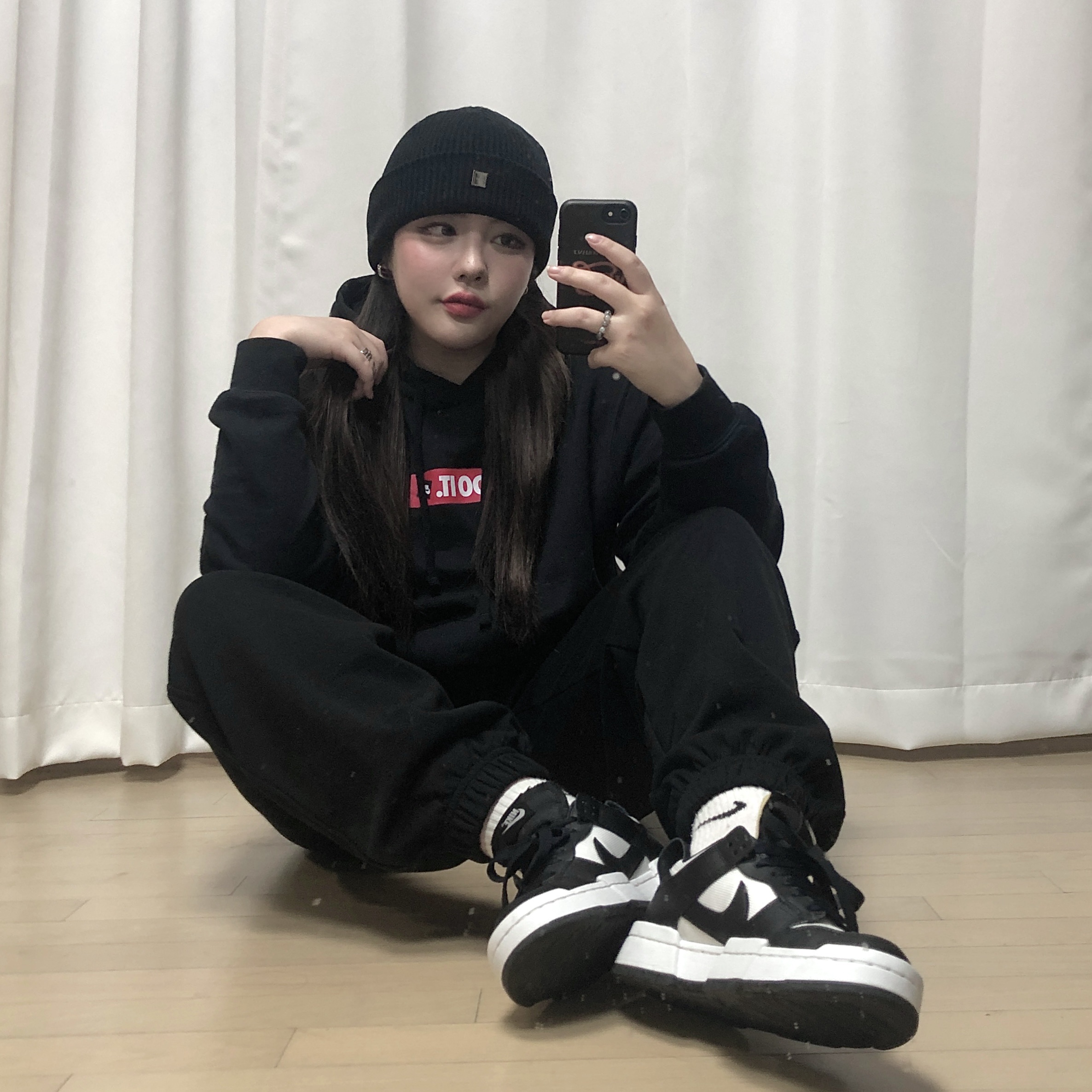 (W) Nike Dunk Low Disrupt Black White 착용 스타일 - 1