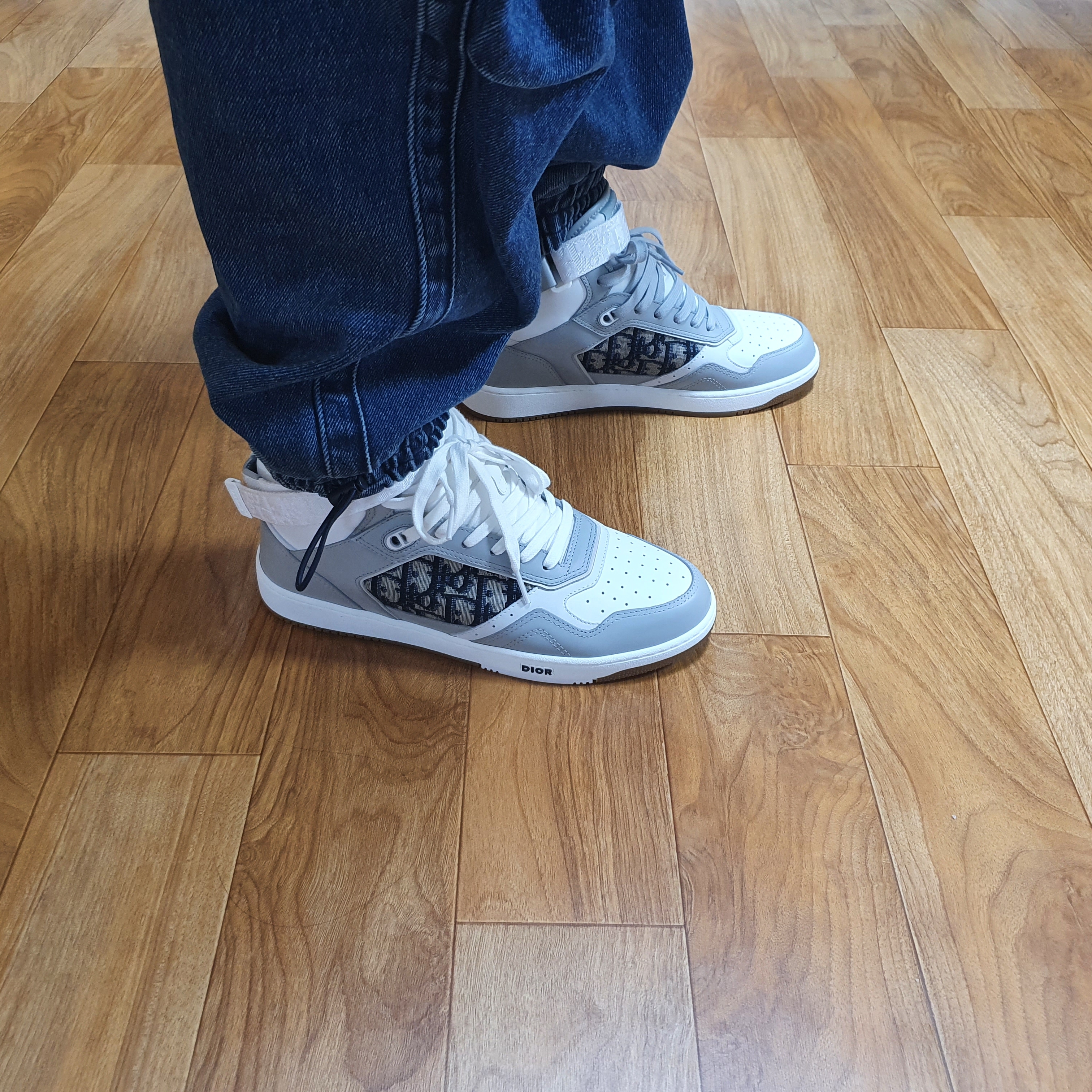 Dior B27 Mid-Top Sneakers Gray 착용 스타일