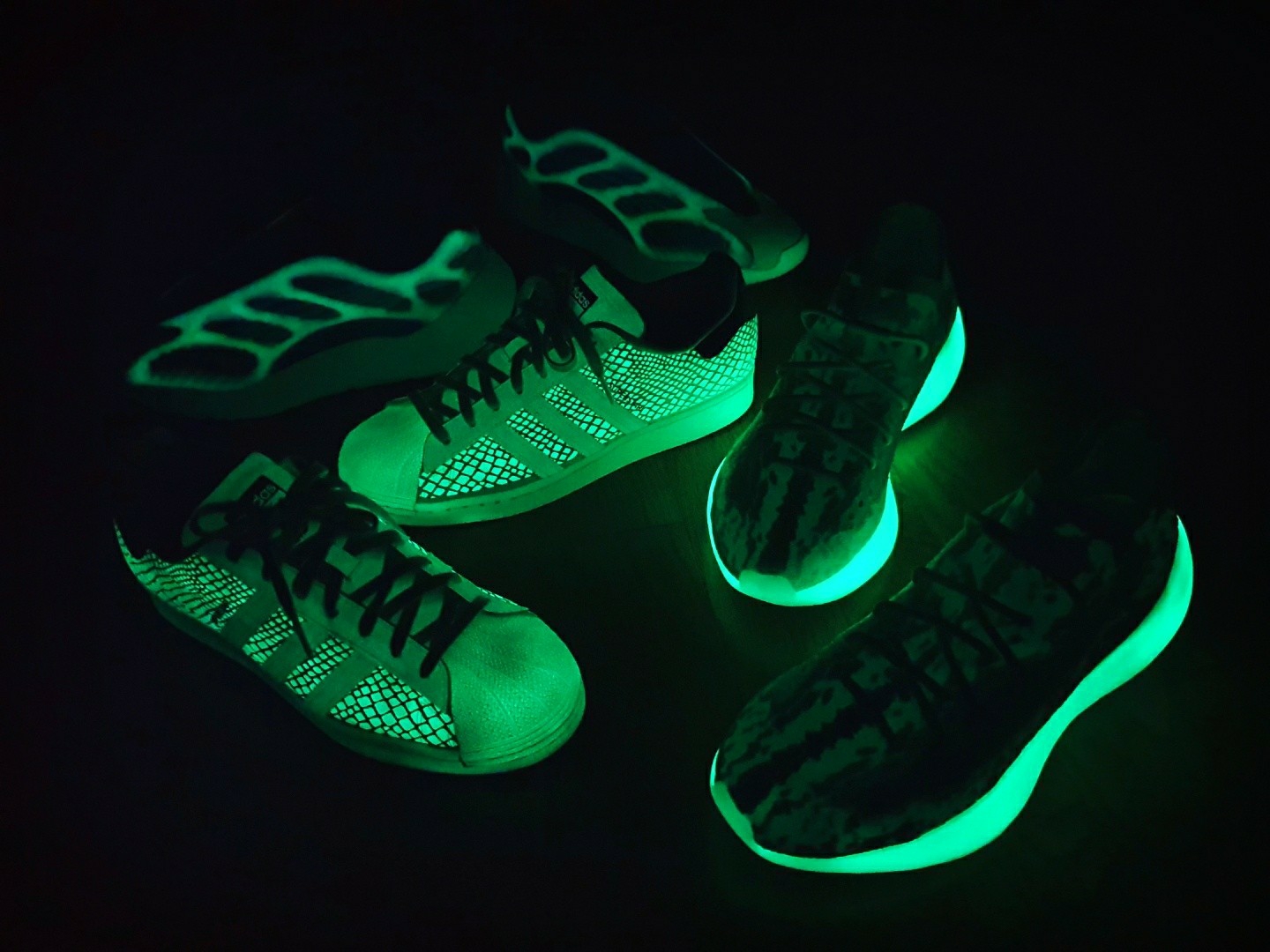 Adidas x Atmos Superstar G-SNK Off White, Adidas Yeezy Boost 380 Calcite Glow 착용 스타일 - 2