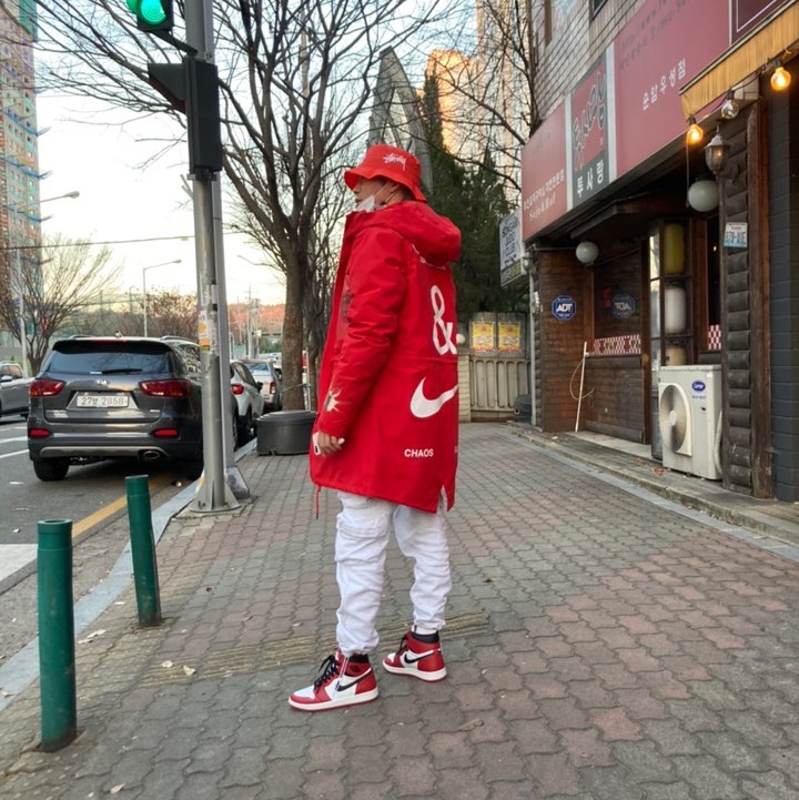 Jordan 1 Retro High OG Chicago 2015, Nike x Stussy Bucket Hat Habanero Red 착용 스타일