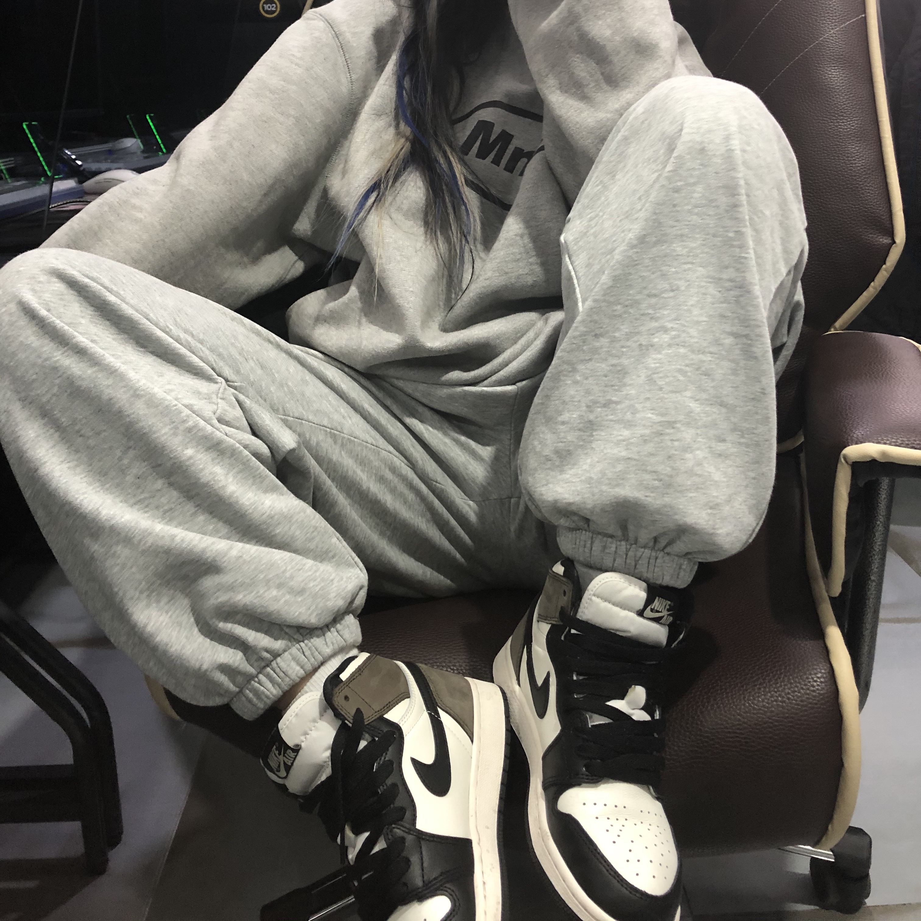 (GS) Jordan 1 Retro High OG Black Mocha 착용 스타일