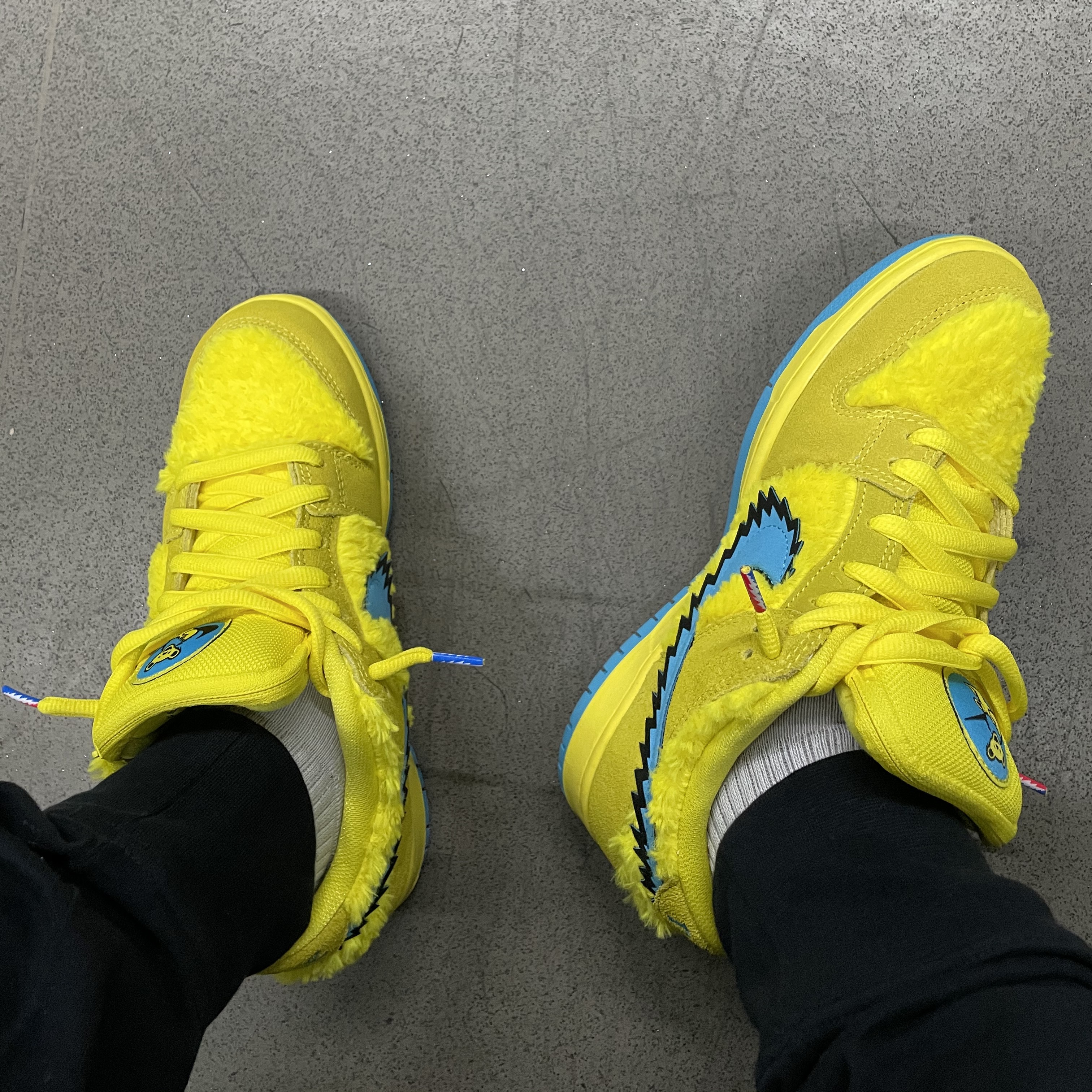 Nike x Grateful Dead SB Dunk Low Yellow Bear 착용 스타일 - 3