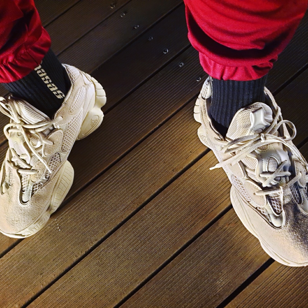 Adidas Yeezy 500 Blush 2018 착용 스타일 - 4