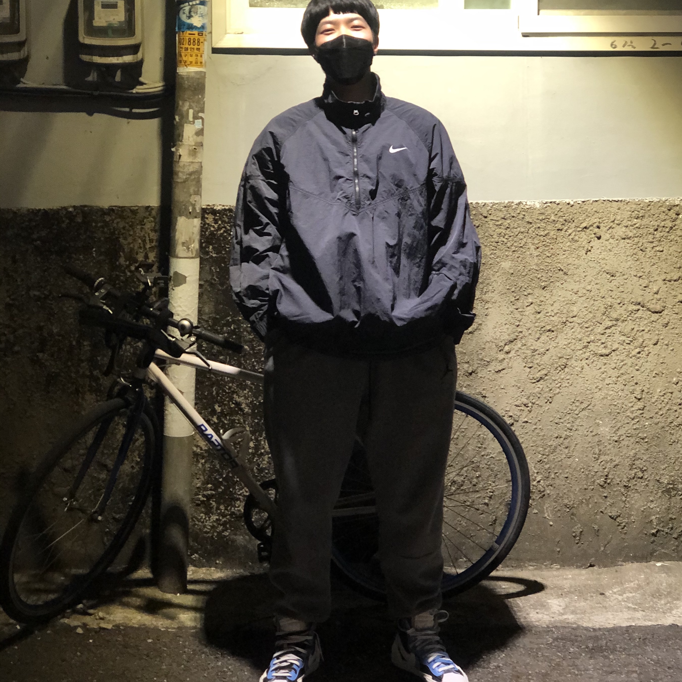 Nike x Sacai Blazer Mid White Black Legend Blue, Nike x Stussy Windrunner Jacket Off Noir 착용 스타일