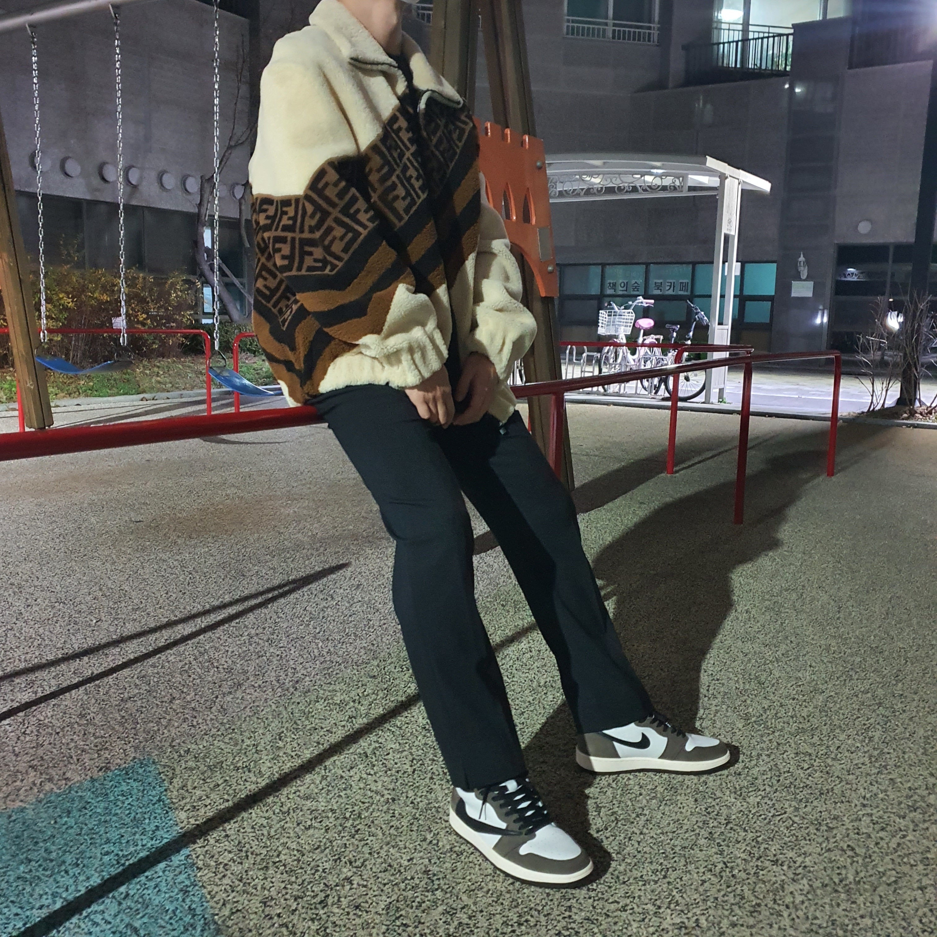 Jordan 1 x Travis Scott Retro High OG SP Mocha 착용 스타일