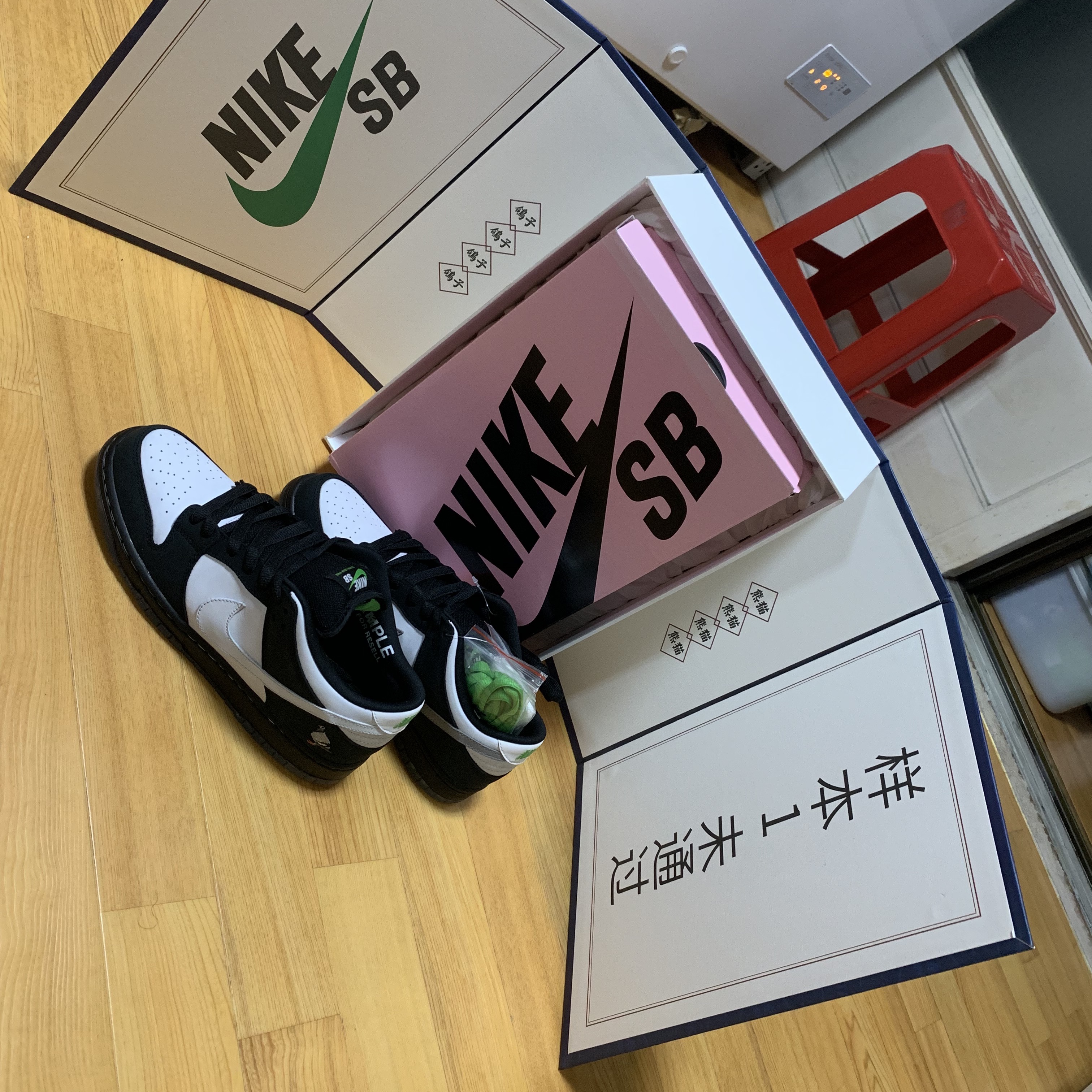Nike x Staple SB Dunk Low Panda Pigeon 착용 스타일 - 4