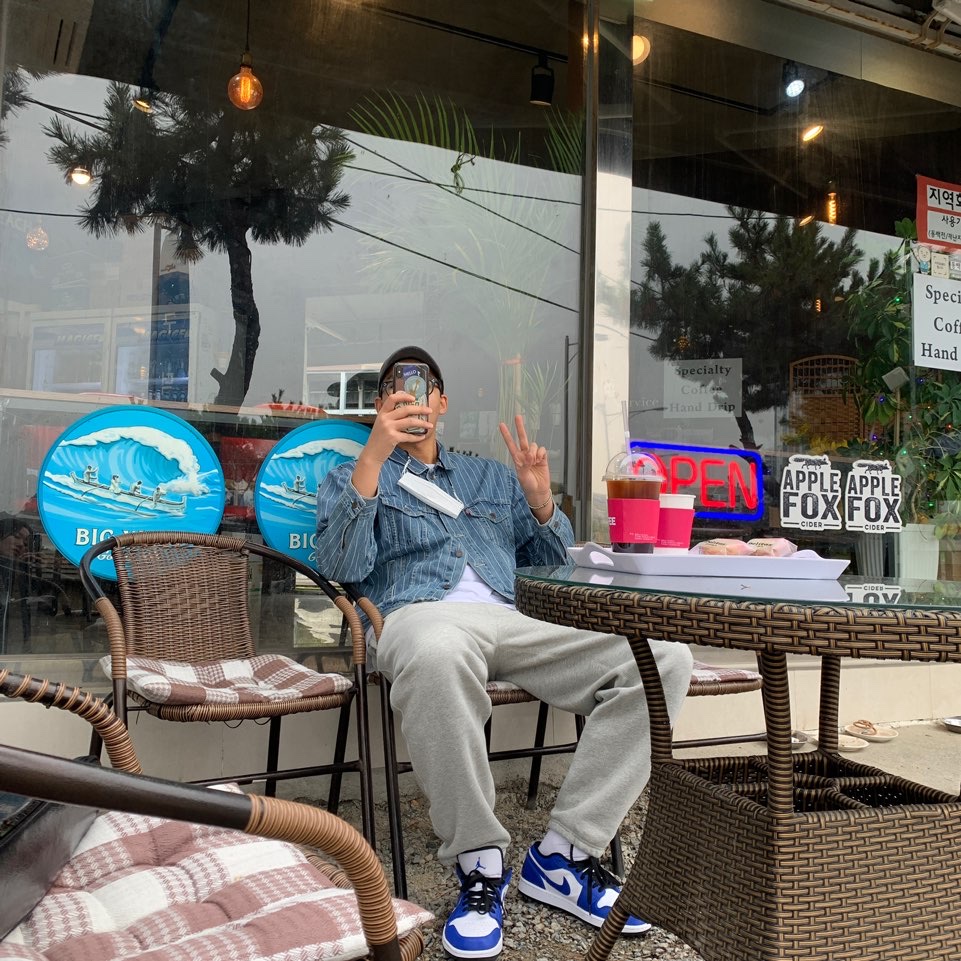 Jordan 1 Low Hyper Royal 착용 스타일