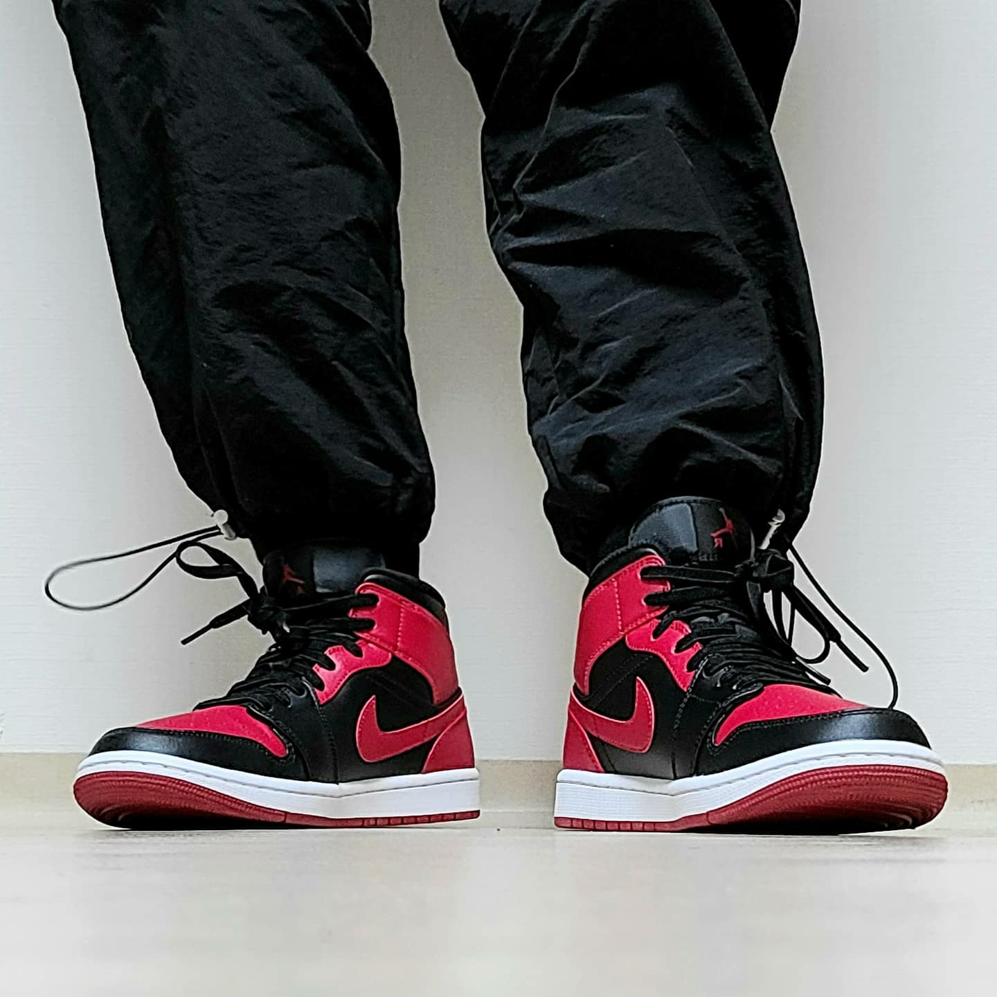 Jordan 1 Mid Bred Banned 2020 착용 스타일 - 1