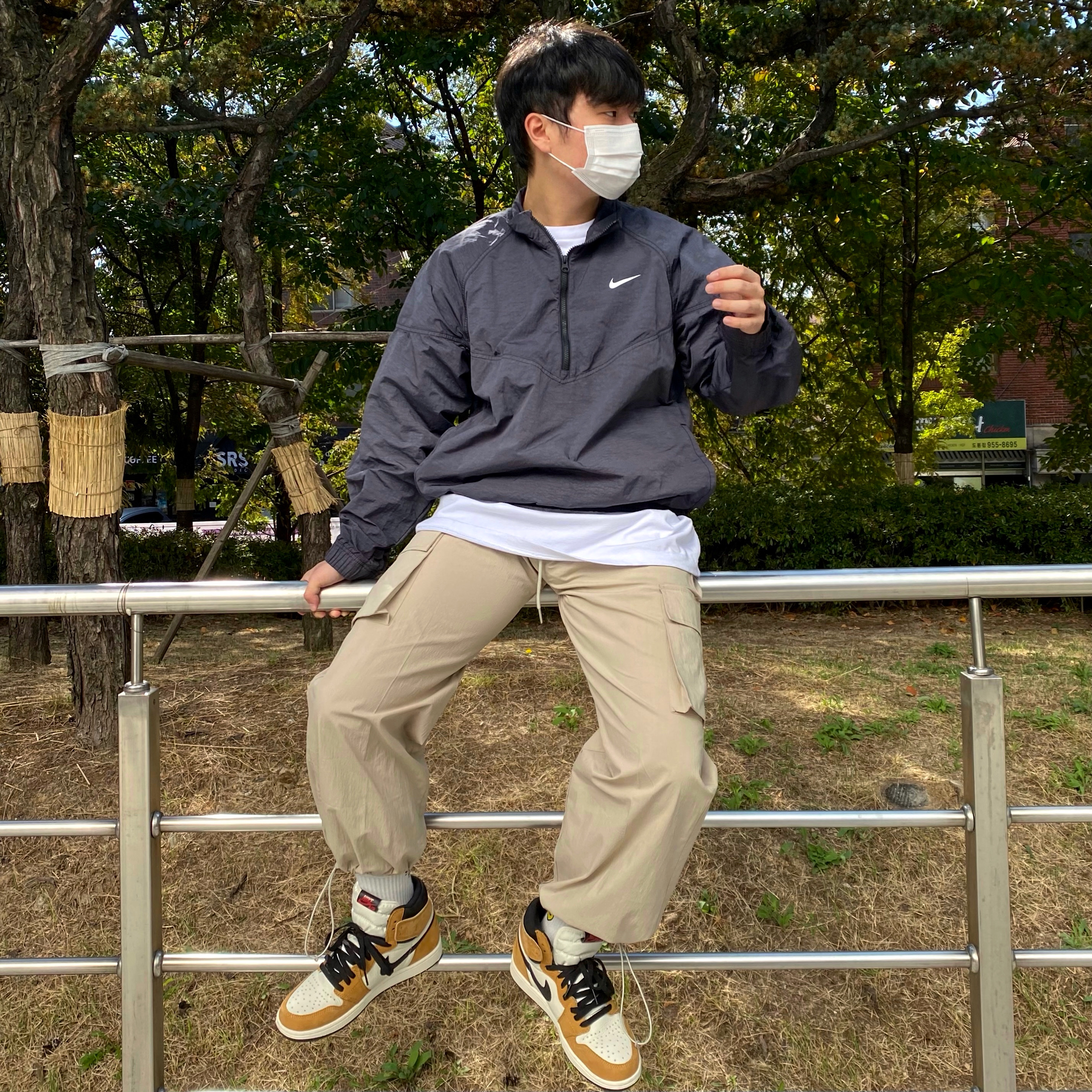Nike x Stussy Windrunner Jacket Off Noir, Jordan 1 Retro High Rookie of the Year 착용 스타일