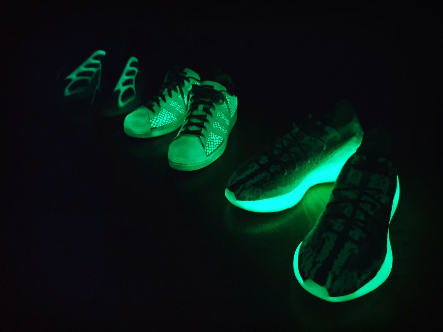 Adidas x Atmos Superstar G-SNK Off White, Adidas Yeezy Boost 380 Calcite Glow 착용 스타일 - 1